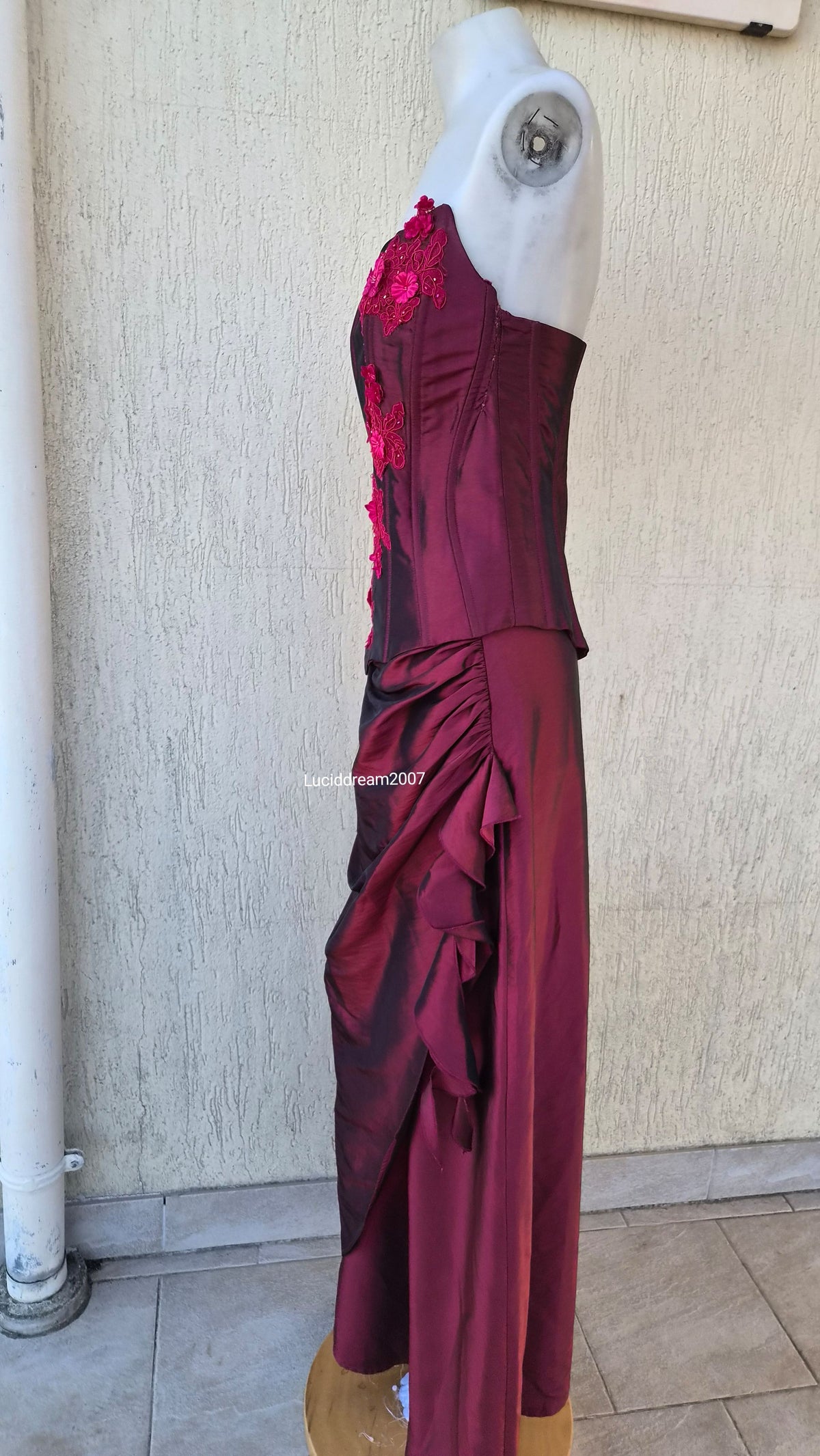 Ensemble rouge haut, jupe et châle