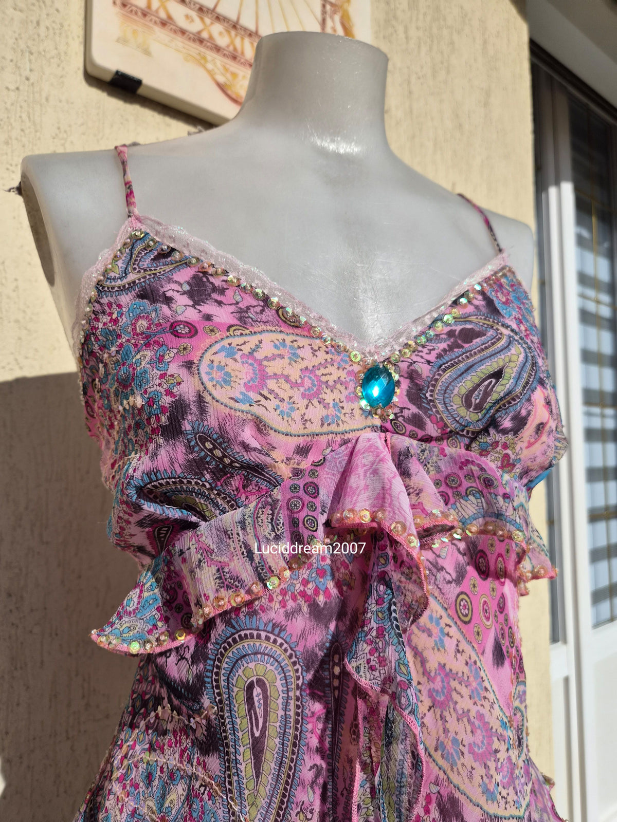 Haut en voile brodé rose et bleu