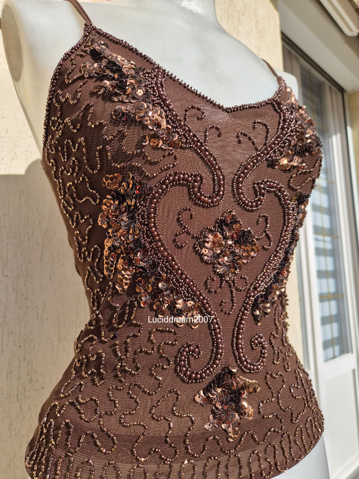 Haut marron avec sequins brodés