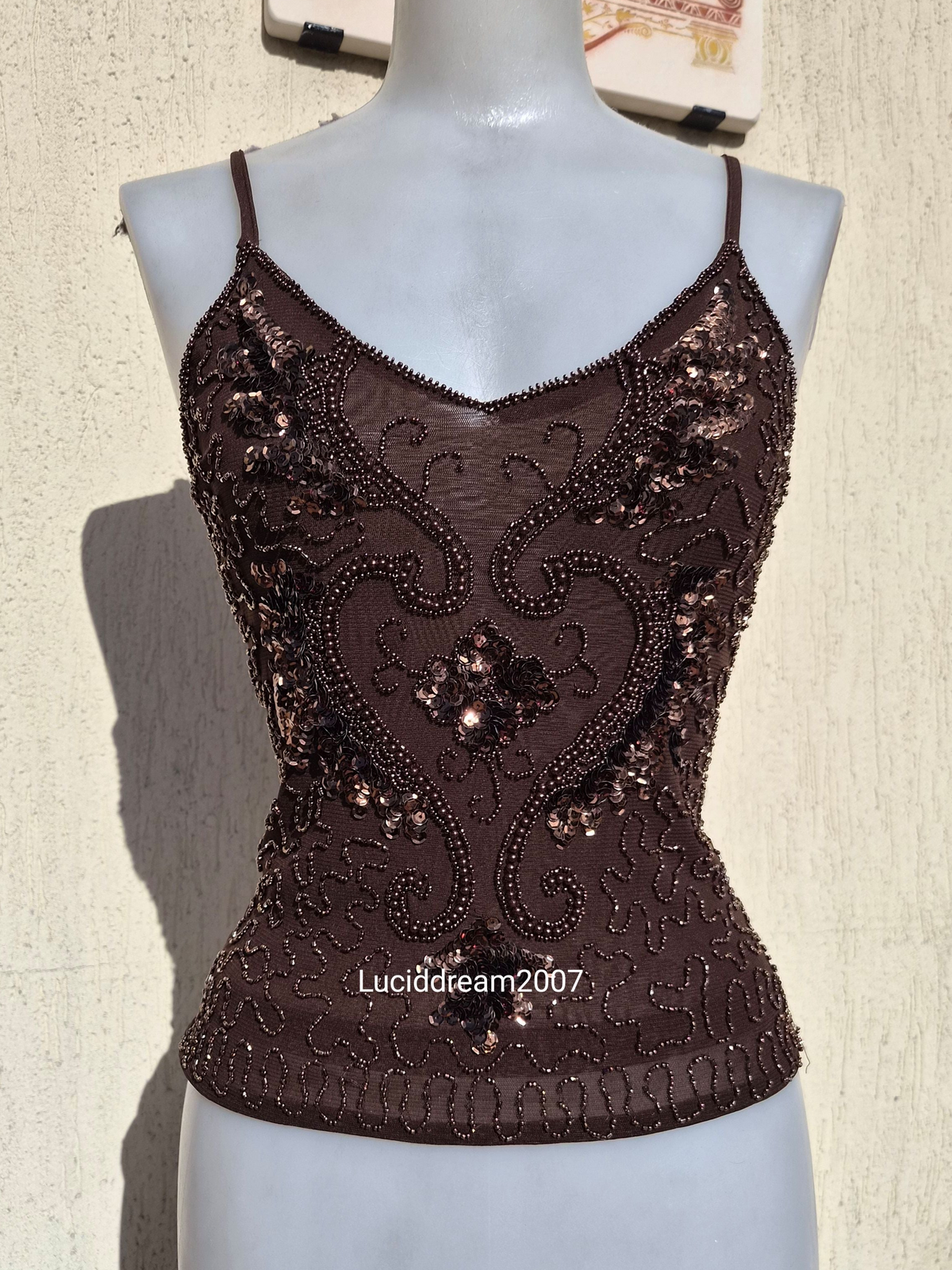 Haut marron avec sequins brodés