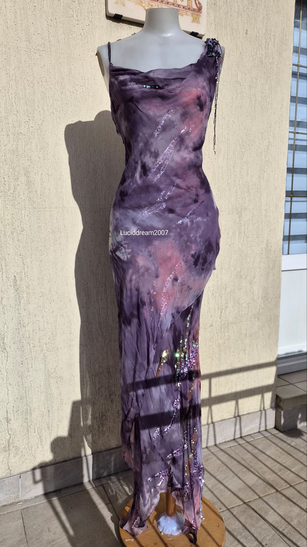 Robe en soie brodée Yve London