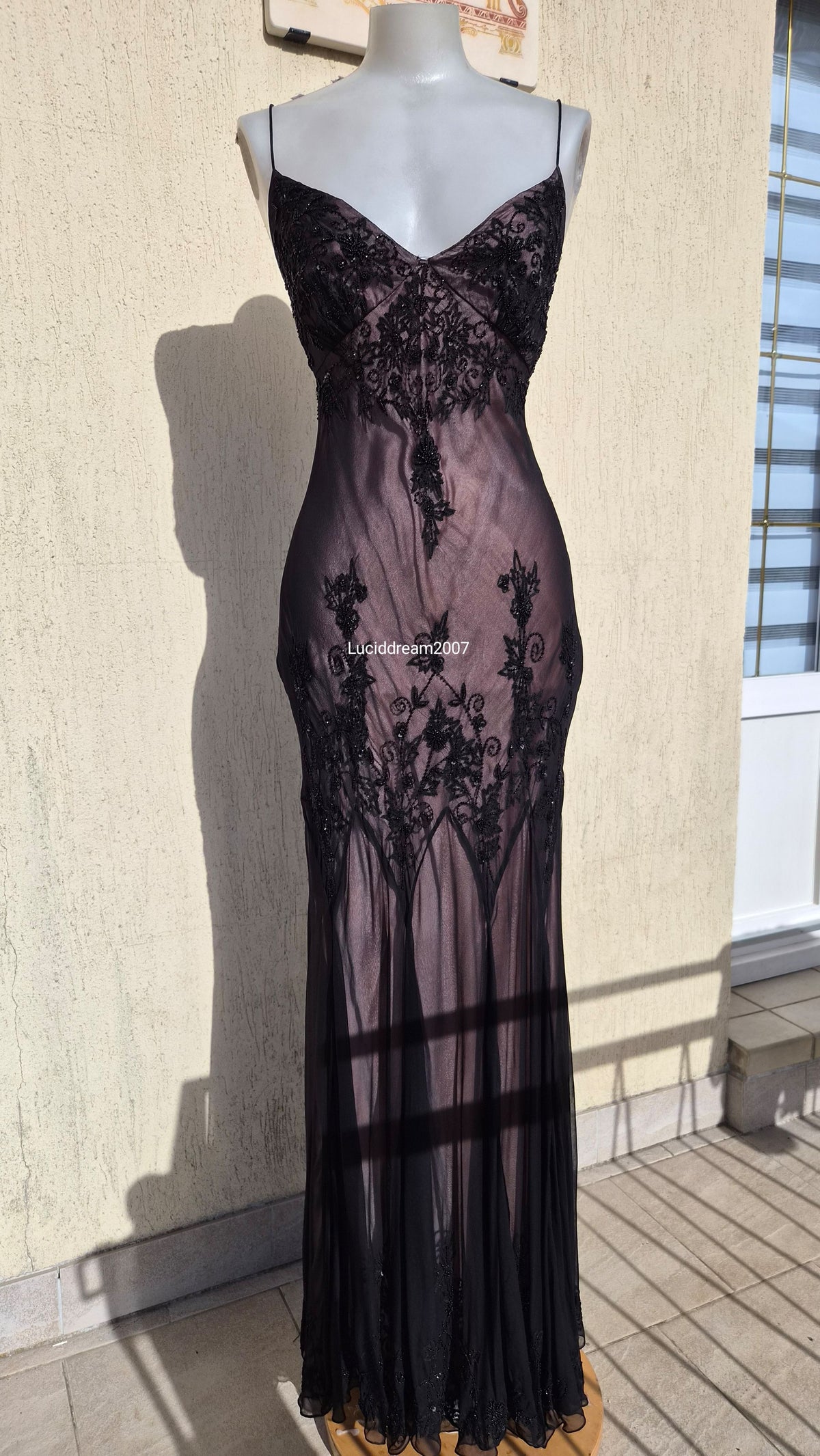 Robe en soie brodée noire à doublure rose