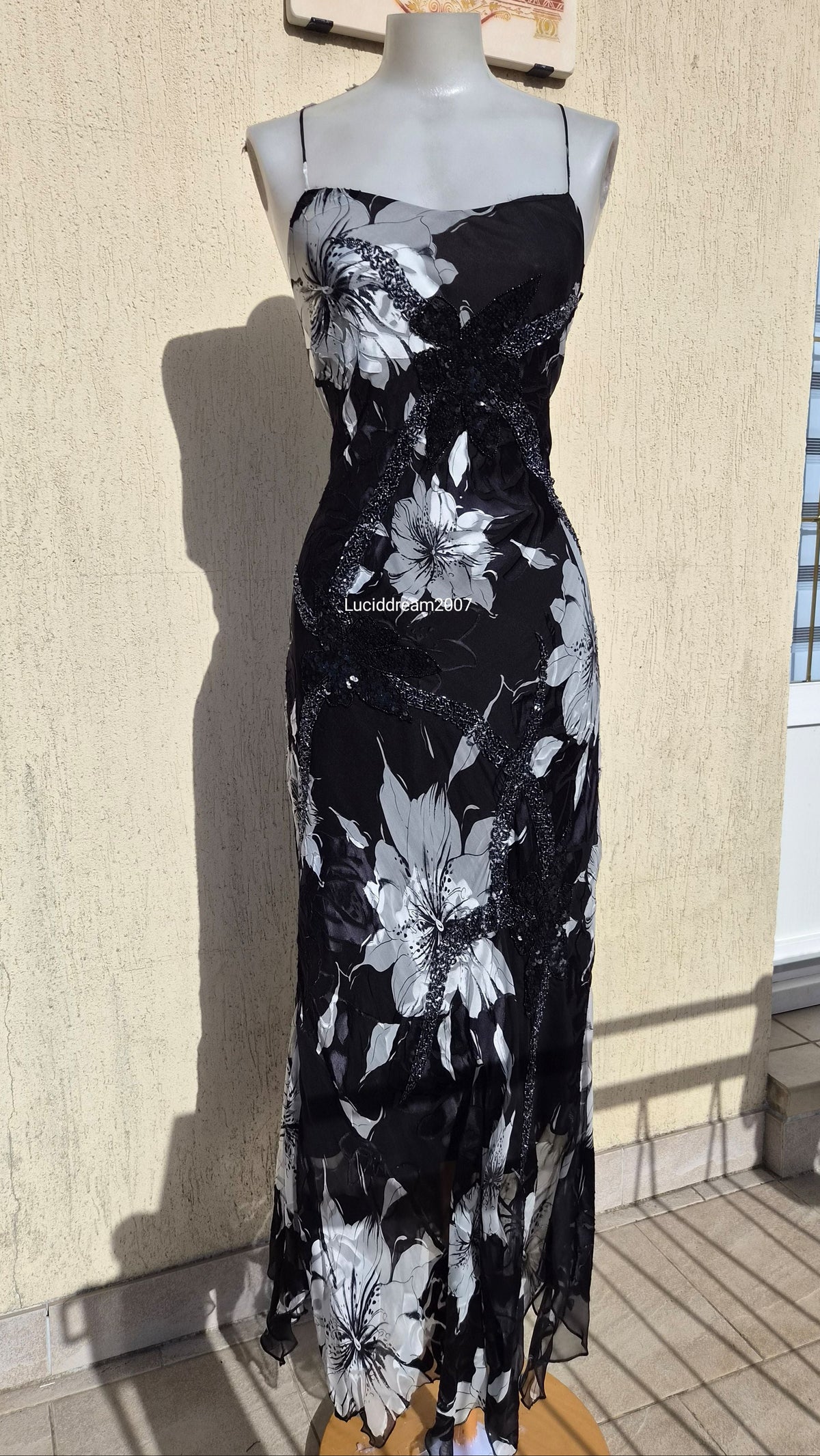 Robe noire et blanche en soie brodée de perles