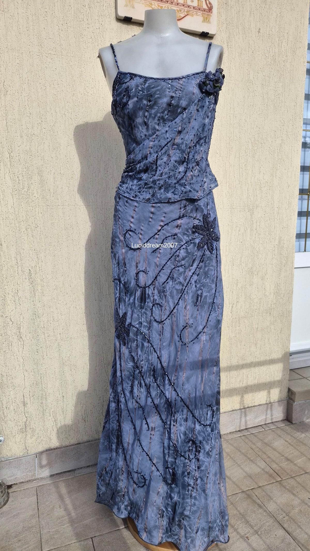 Robe brodée grise