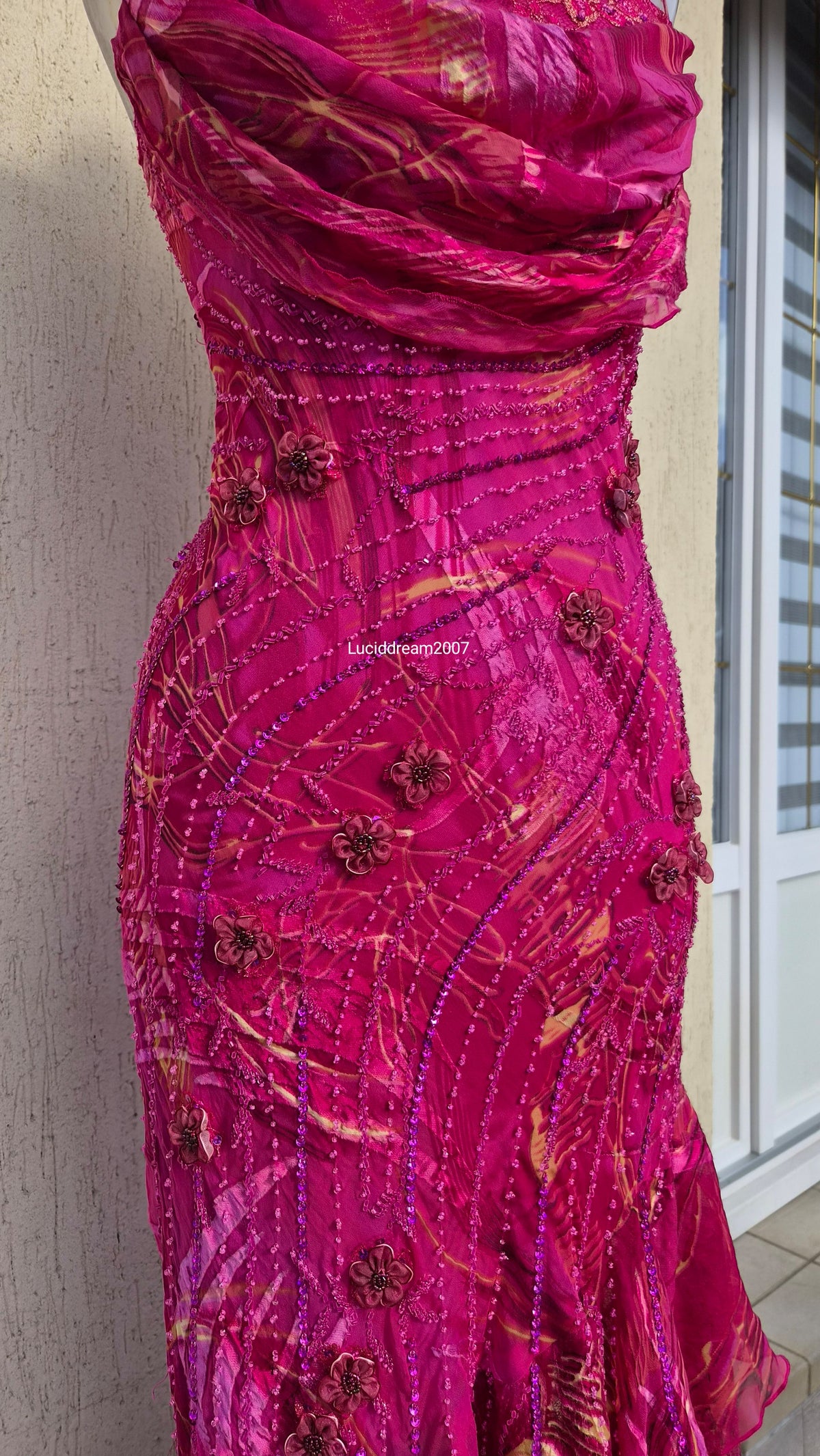 Robe rose en soie brodée de perles et fleurs