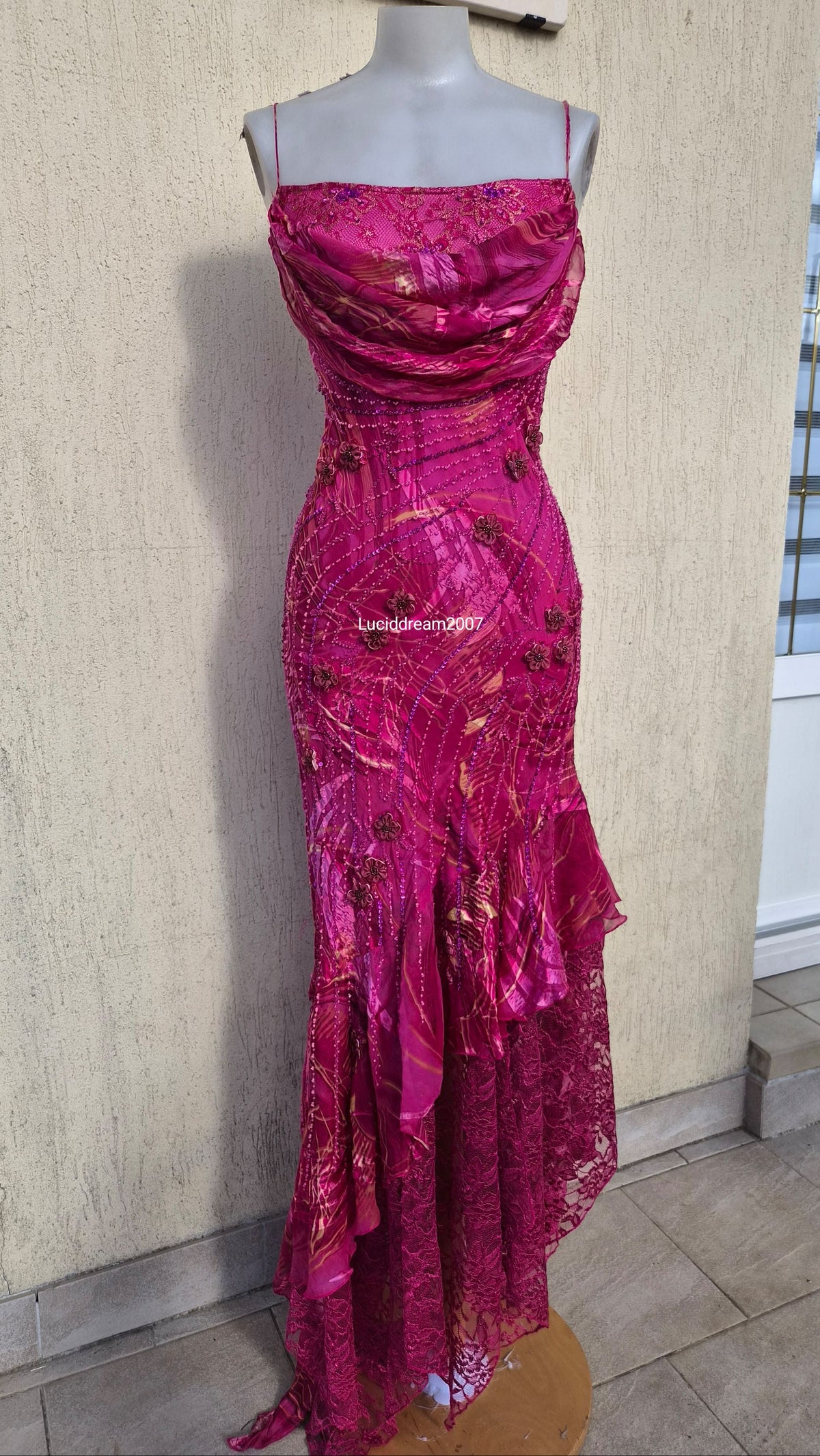 Robe rose en soie brodée de perles et fleurs