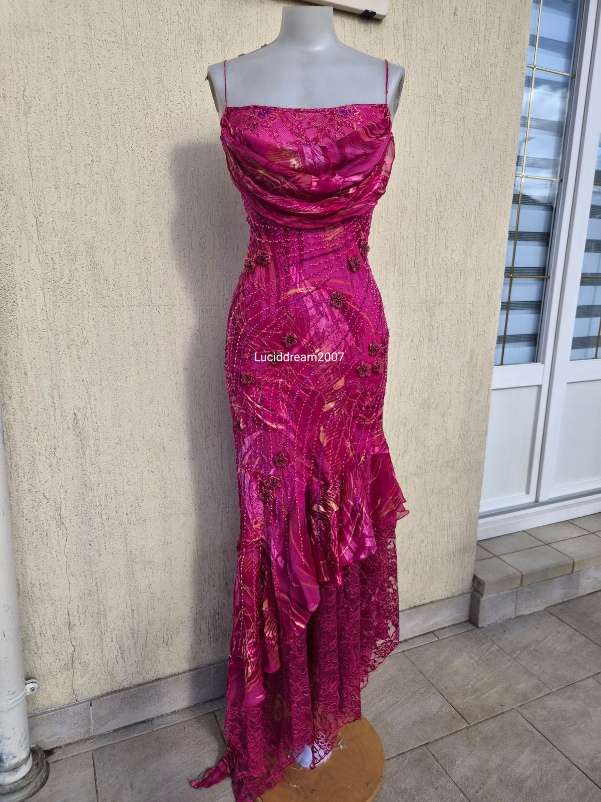 Robe rose en soie brodée de perles et fleurs