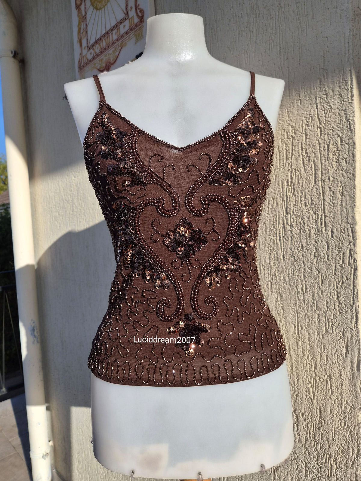 Haut marron avec sequins brodés