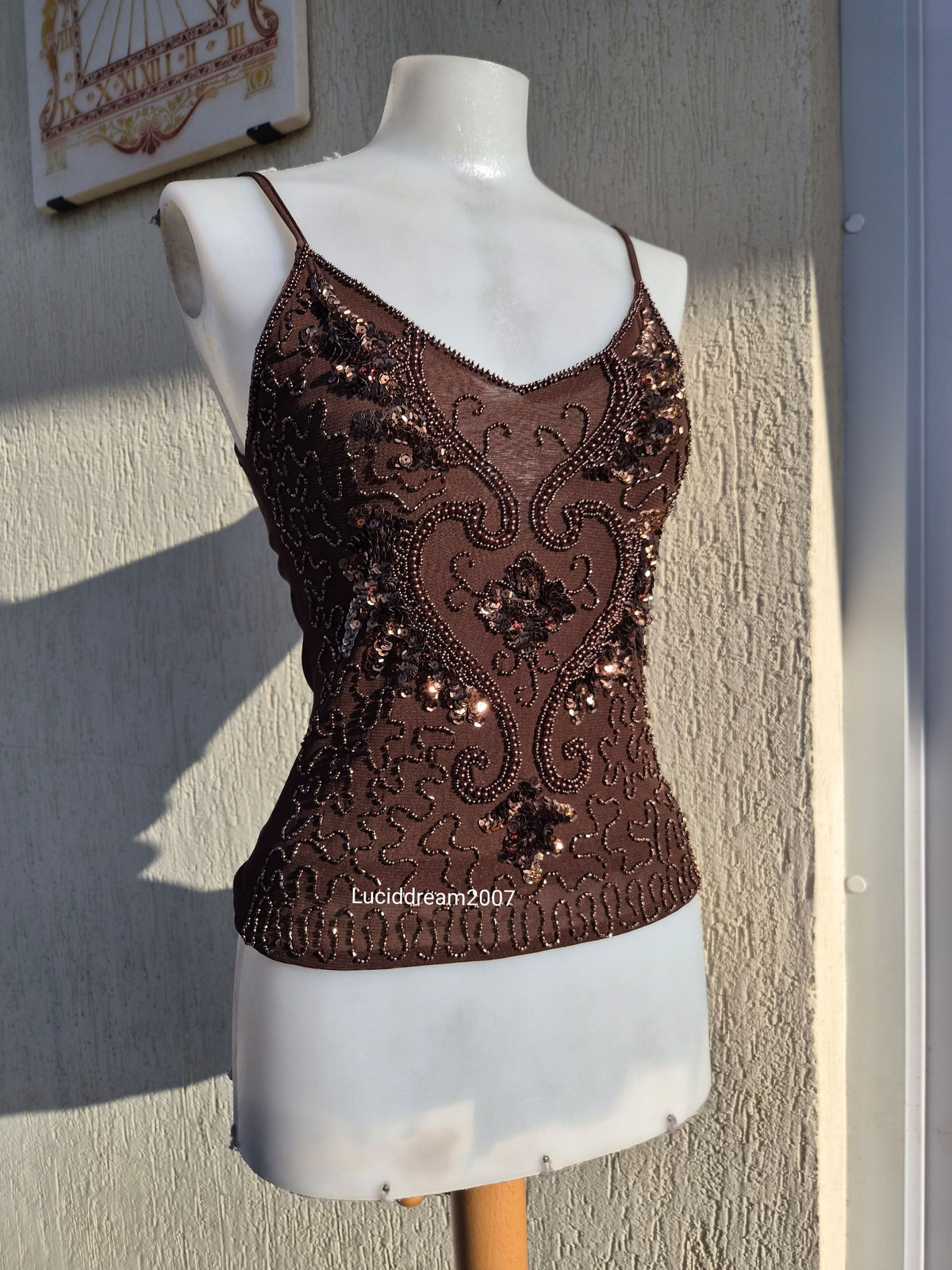 Haut marron avec sequins brodés