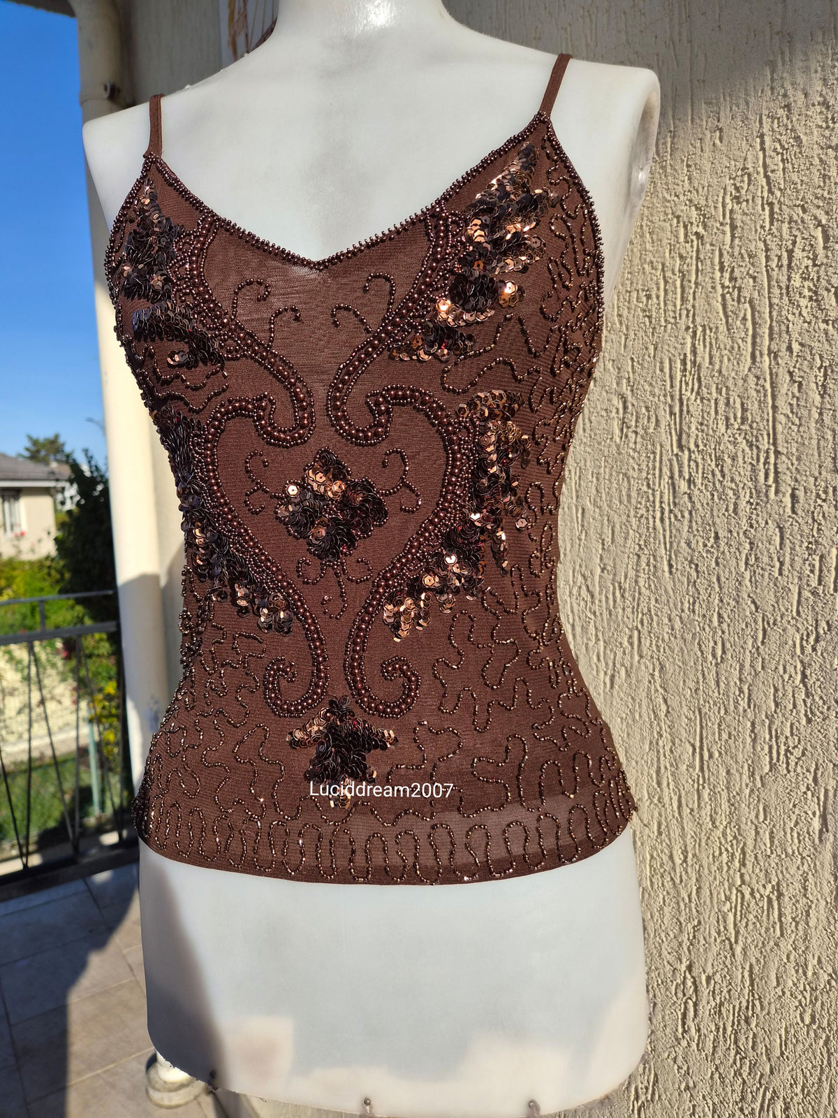 Haut marron avec sequins brodés