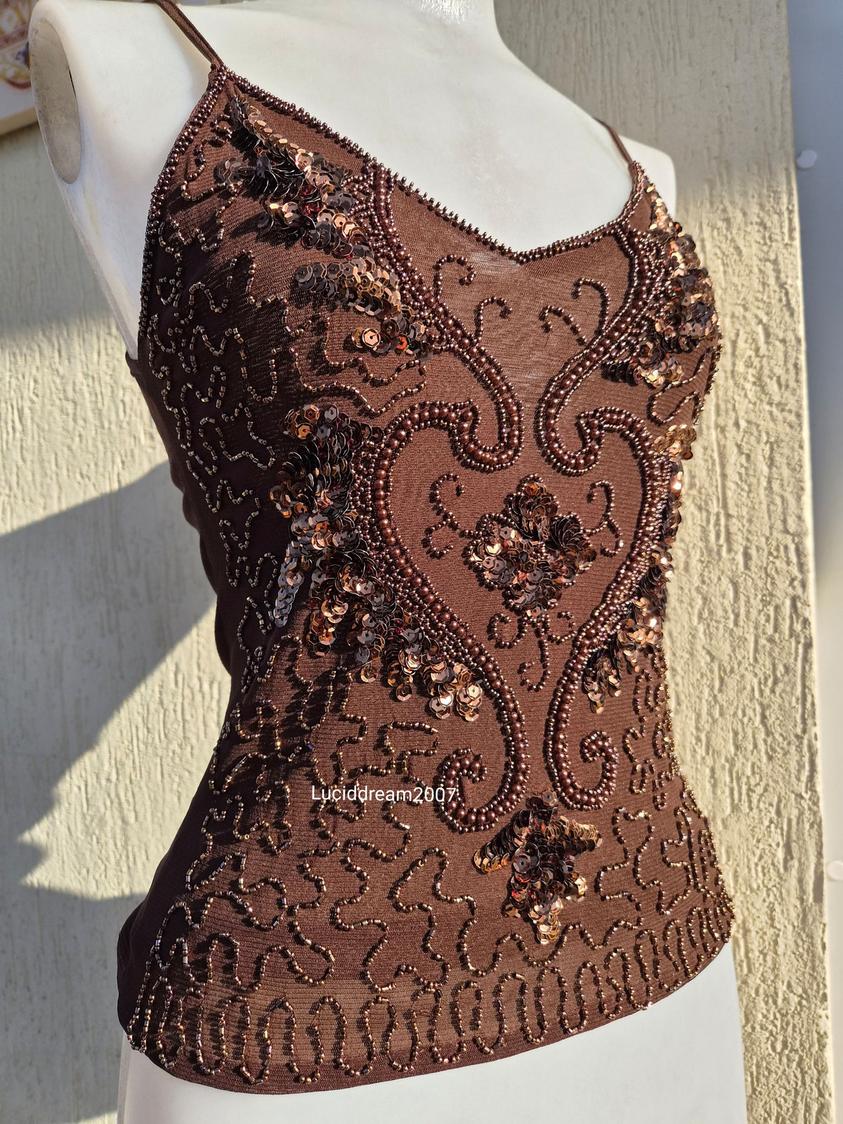 Haut marron avec sequins brodés