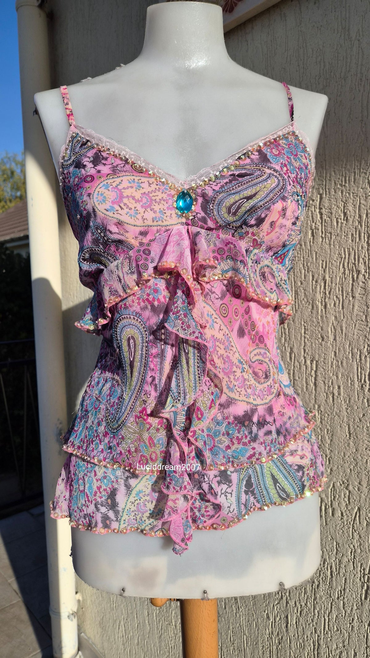 Haut en voile brodé rose et bleu