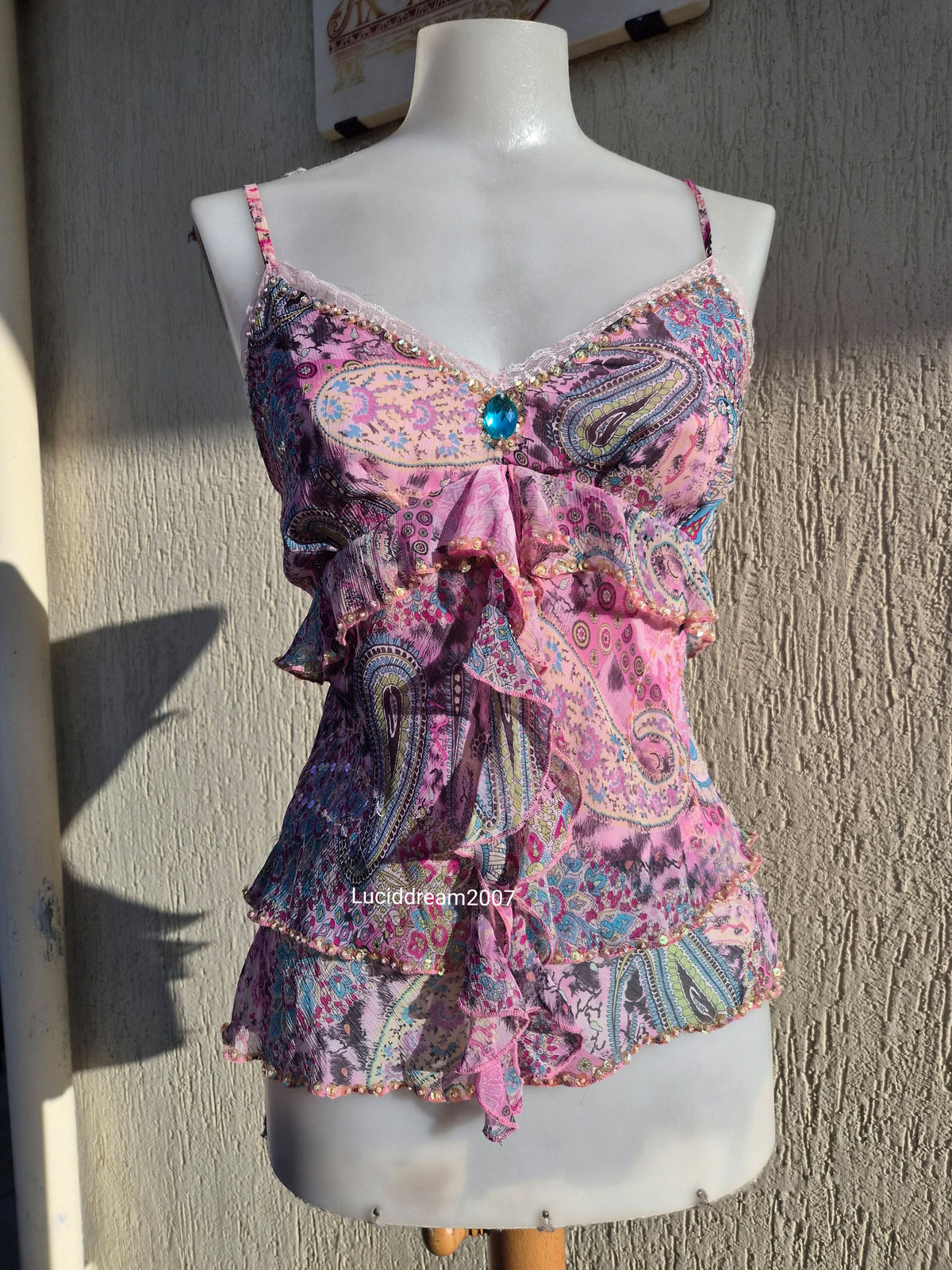 Haut en voile brodé rose et bleu
