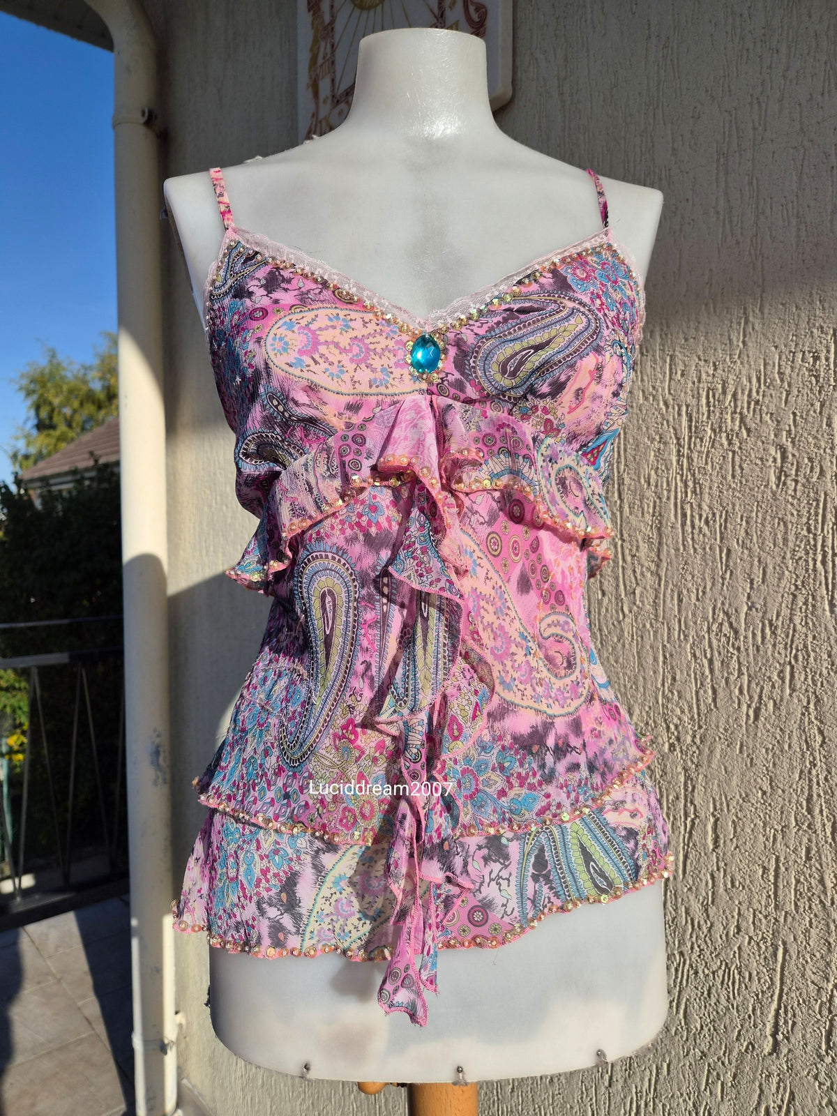 Haut en voile brodé rose et bleu