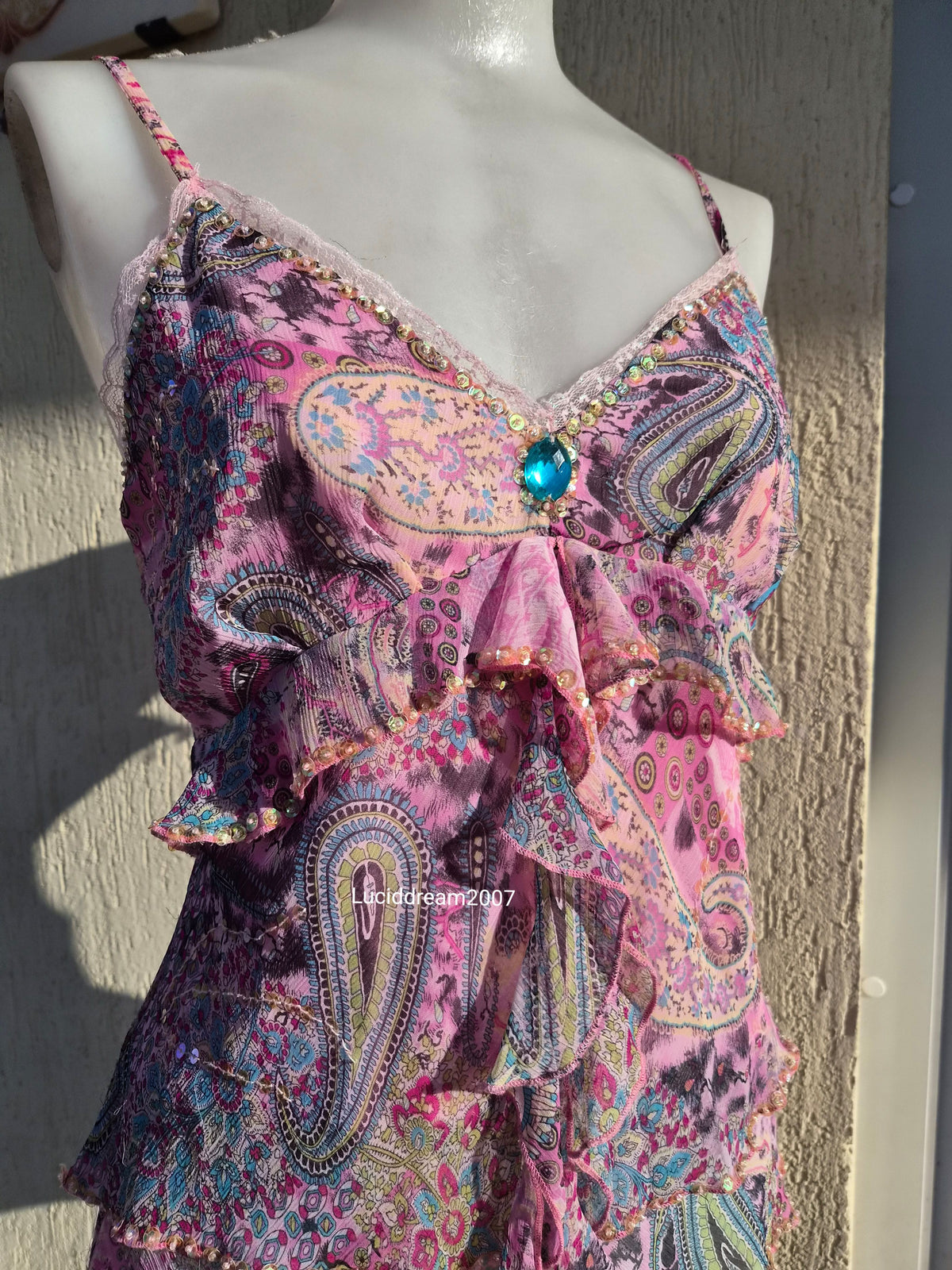Haut en voile brodé rose et bleu