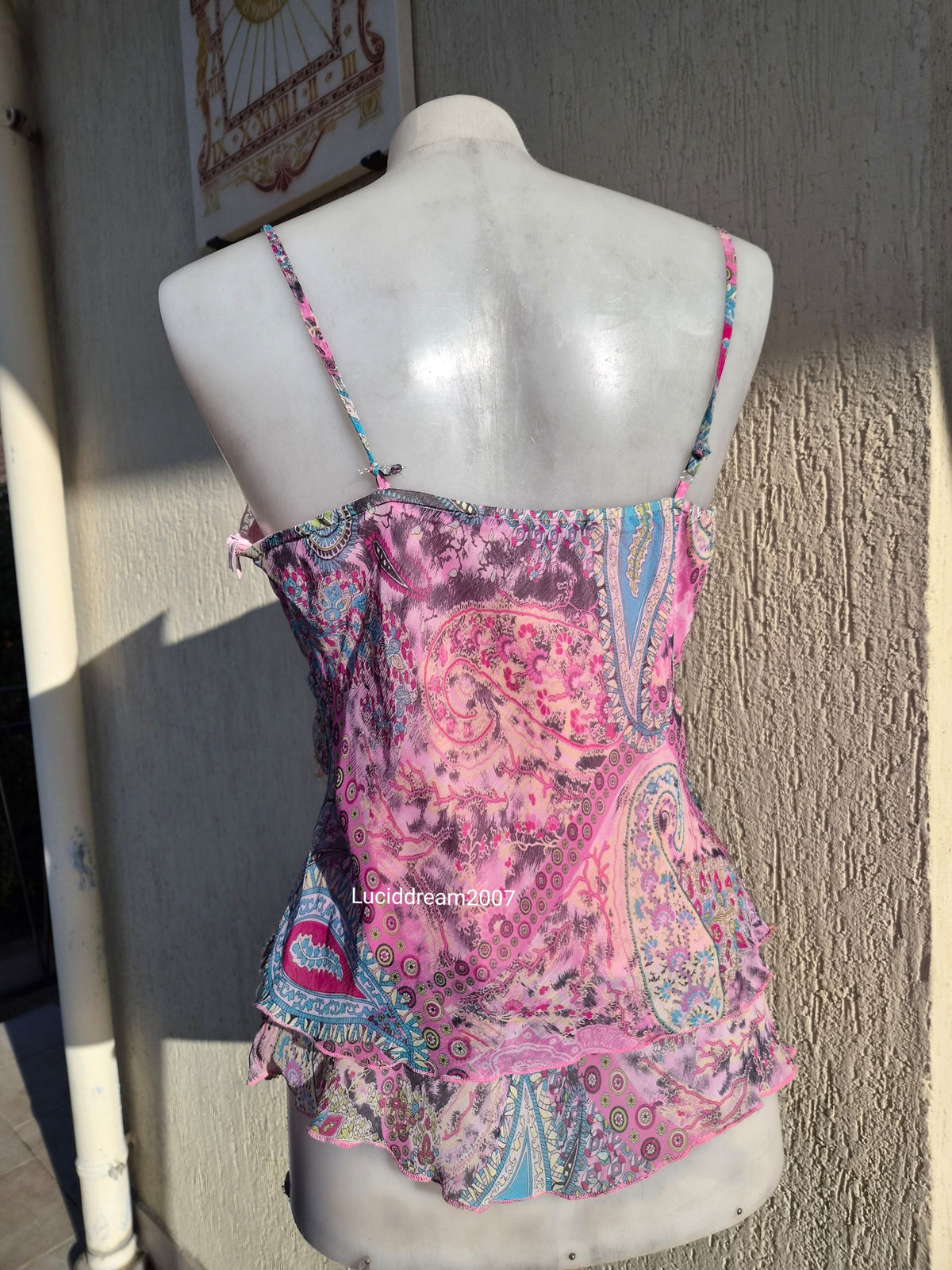 Haut en voile brodé rose et bleu