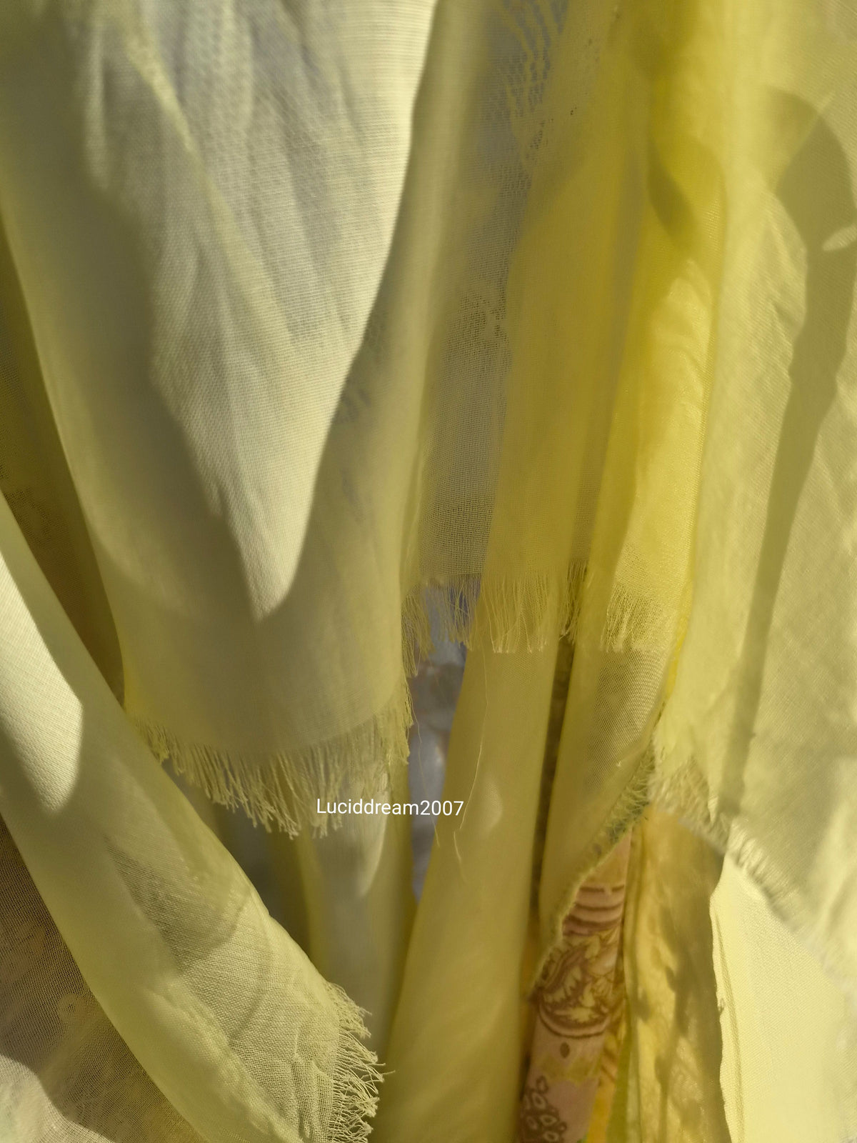 Haut en voile brodé