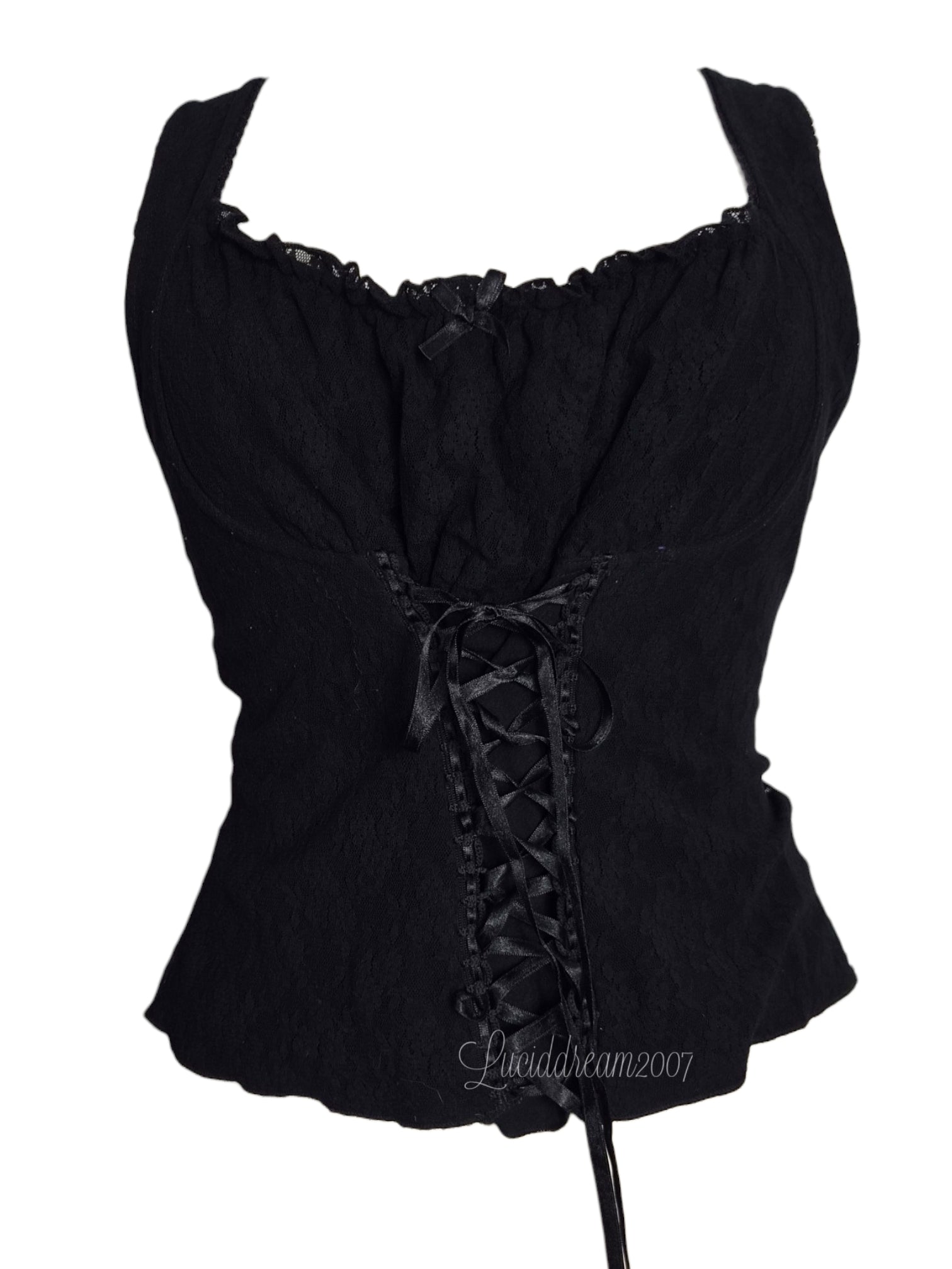 Haut vintage noir en dentelle iconique de chez 3 Suisses. Avec laçage à l'avant et dos nu. Style milkmaid, whimsigoth sortie d'une reverie.