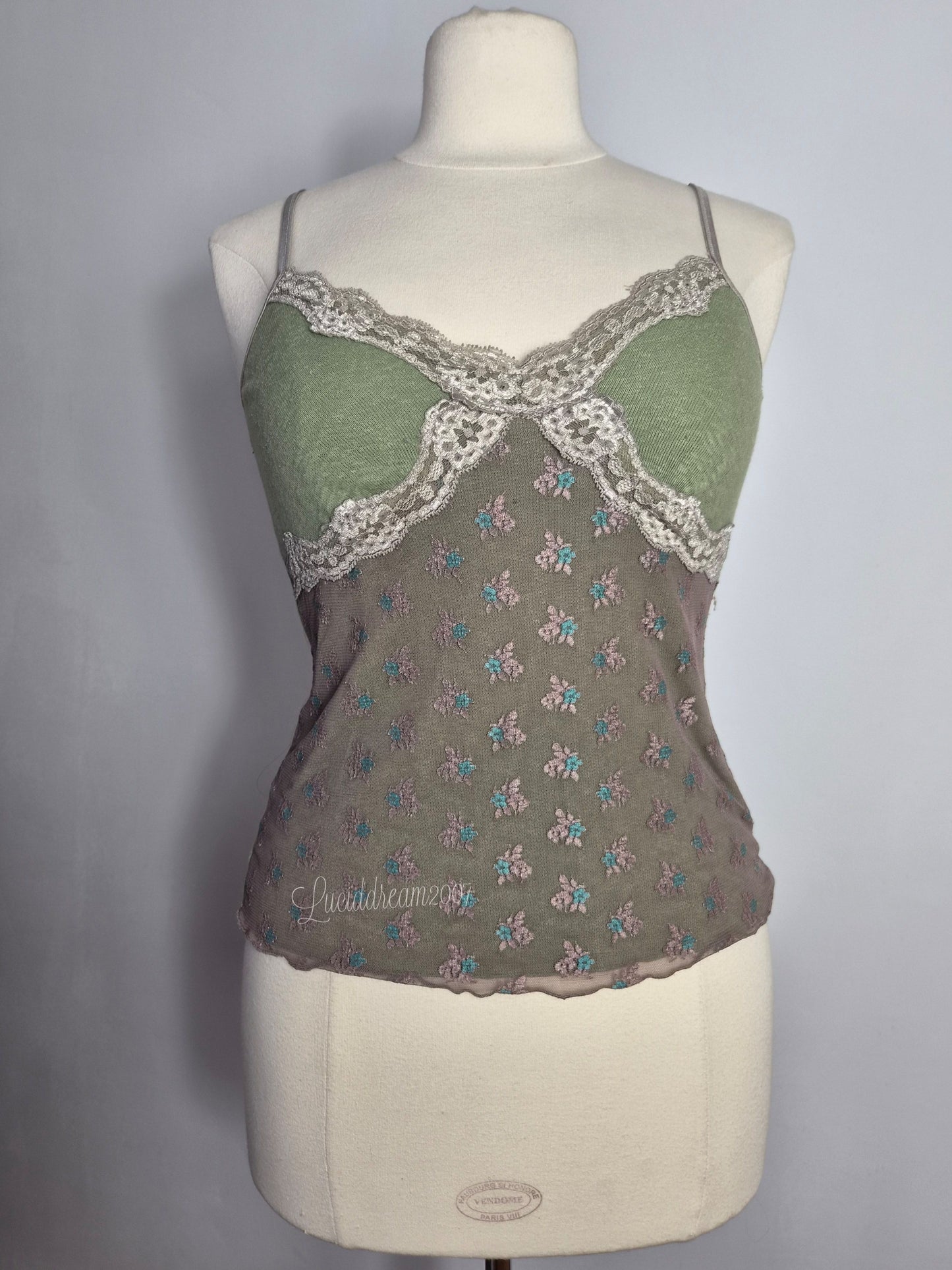 Débardeur vintage Y2K vert sauge avec une délicate bordure en dentelle et des détails en tulle fleuri. Esprit cottagecore sorti d'une reverie.
