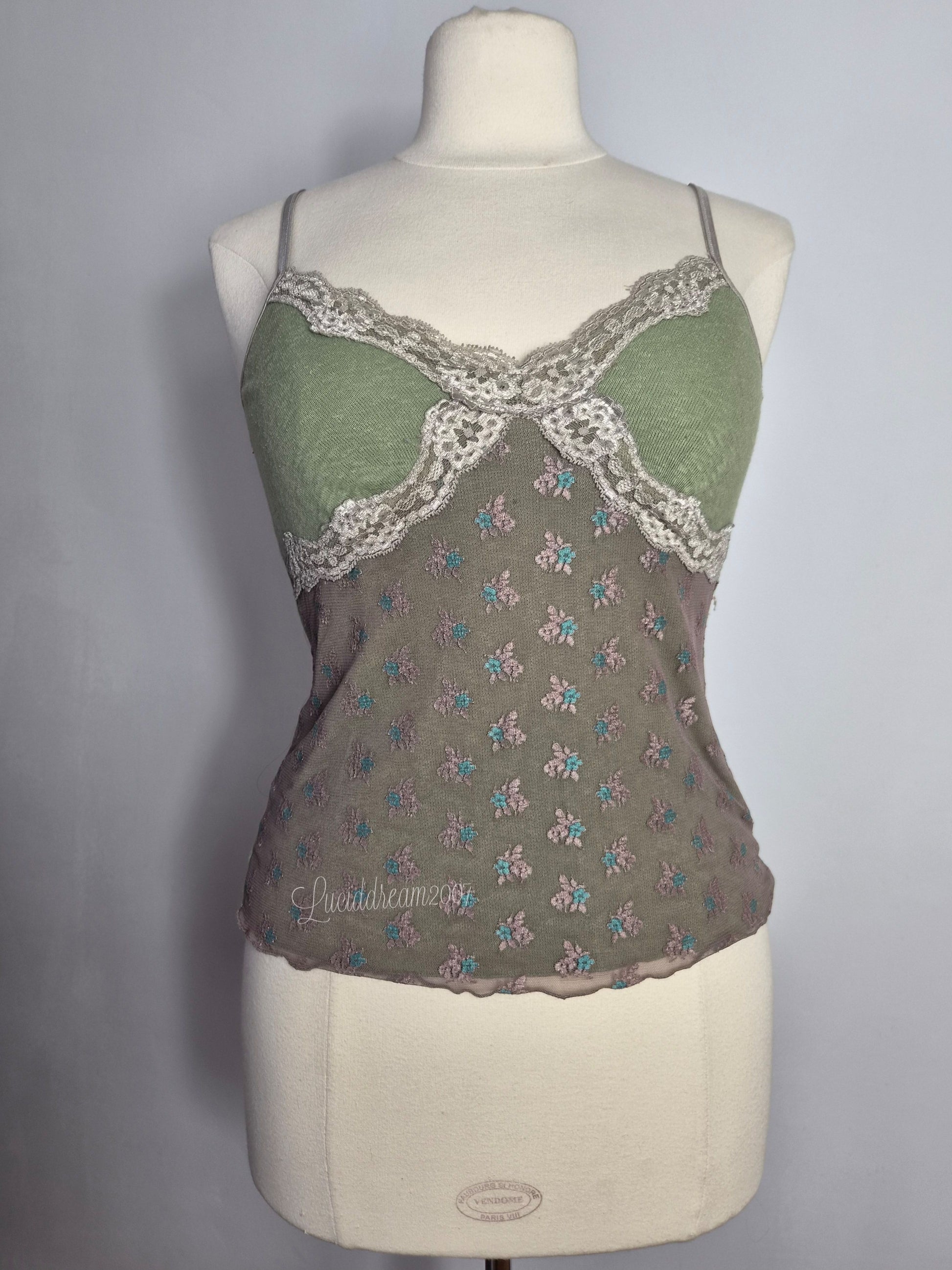 Débardeur vintage Y2K vert sauge avec une délicate bordure en dentelle et des détails en tulle fleuri. Esprit cottagecore sorti d'une reverie.