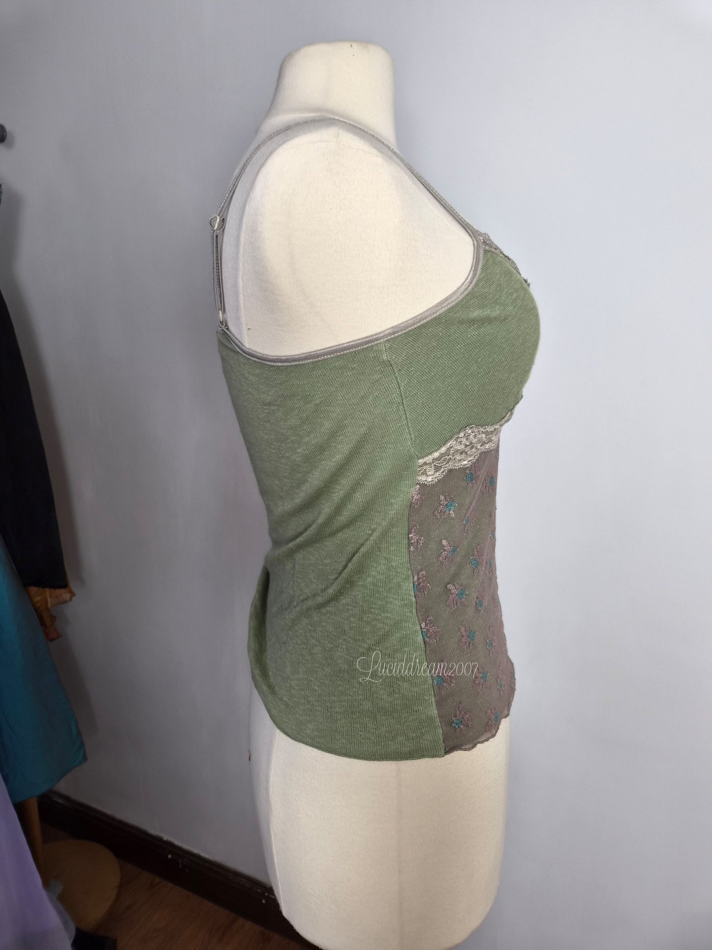 Haut vert et marron détails dentelle