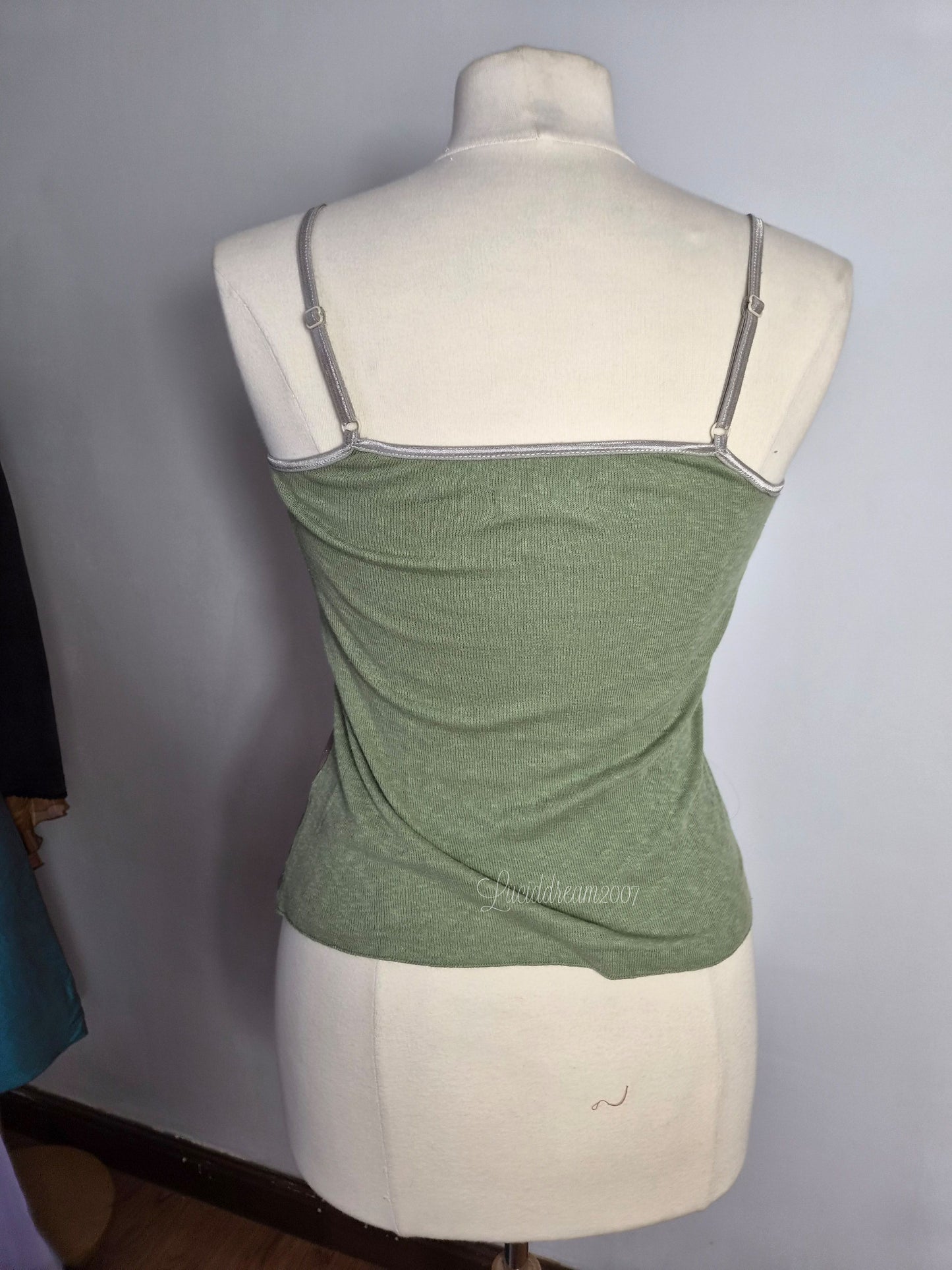 Haut vert et marron détails dentelle