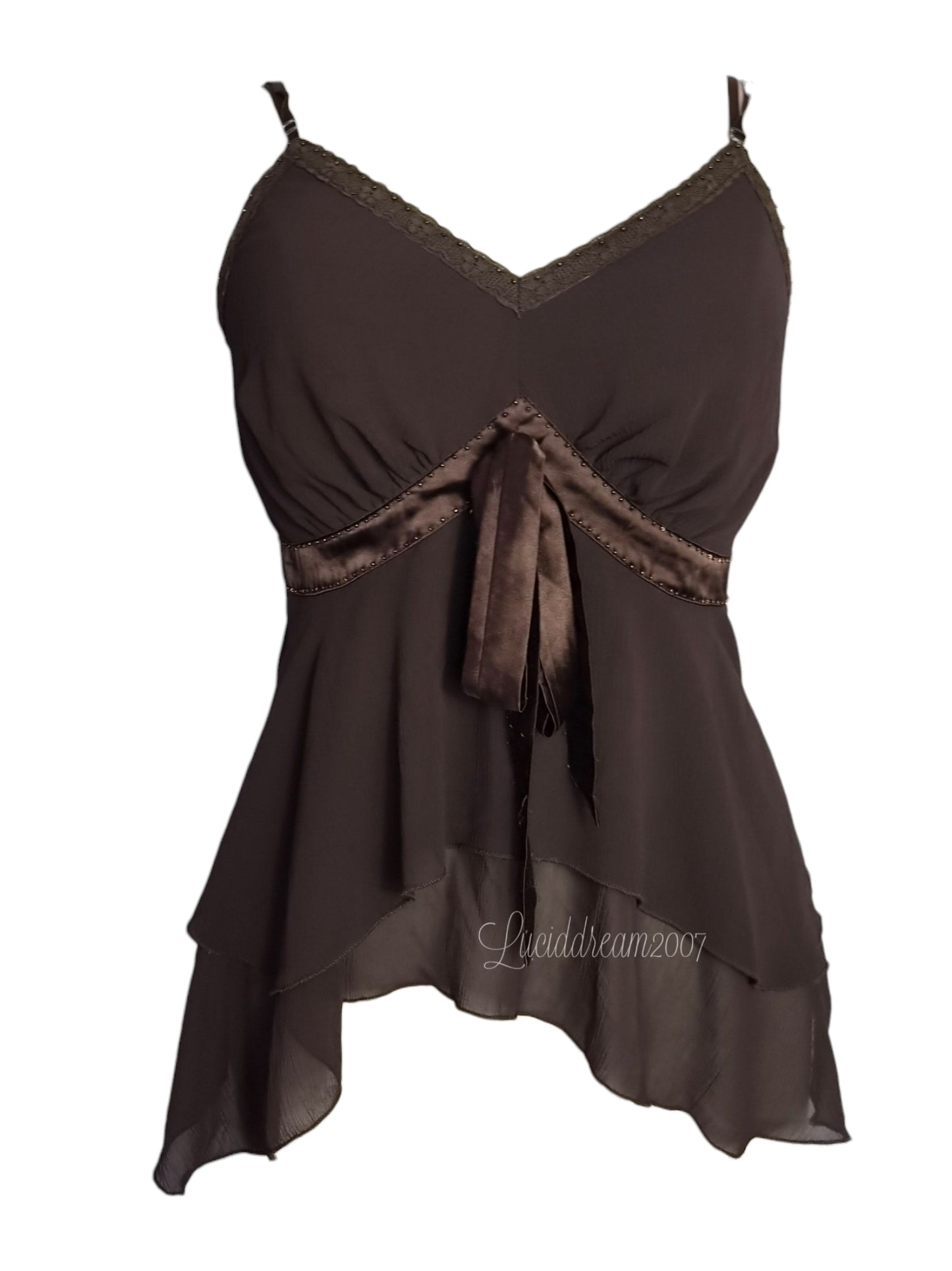Débardeur vintage marron foncé en mousseline superposée avec un élégant détail de ruban à nouer. Esthétique Y2K chic, fluide et intemporelle. Sorti d'une reverie.