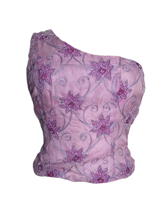 Haut asymétrique de couleur mauve entièrement recouvert de broderies florales en fil et perles. Pièce vintae fairycore sortie d'une reverie.