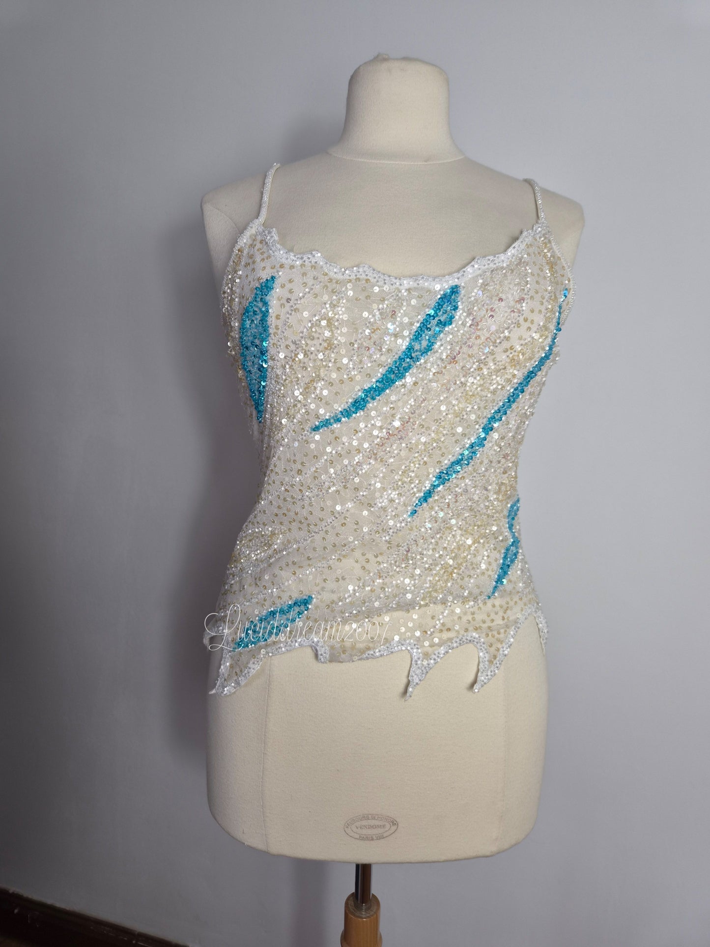 Débardeur vintage Y2K blanc en tulle avec des sequins irisés scintillants et des touches de turquoise. Esthétique féerique et fairycore sortie  d'une reverie.