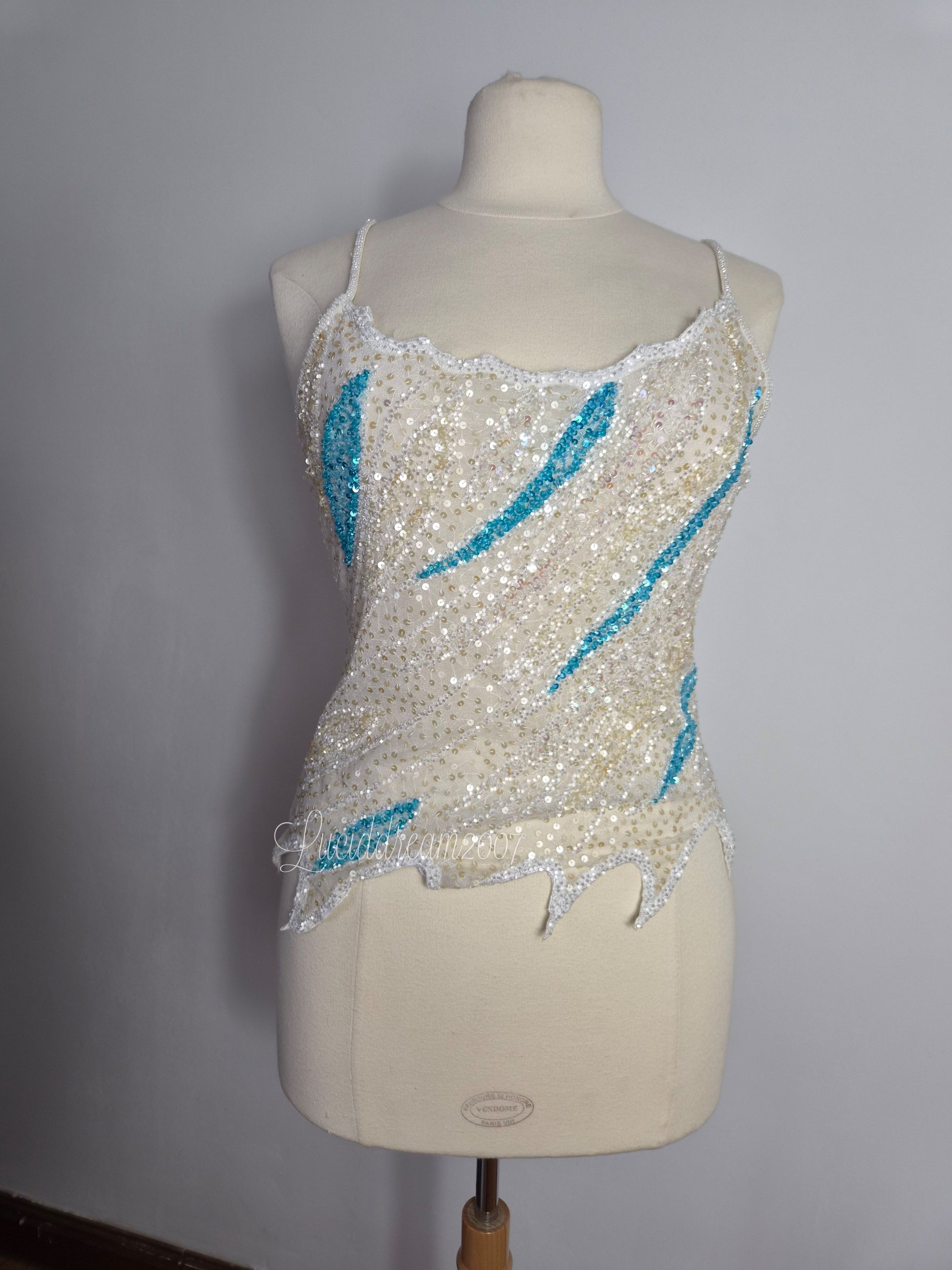 Débardeur vintage Y2K blanc en tulle avec des sequins irisés scintillants et des touches de turquoise. Esthétique féerique et fairycore sortie  d'une reverie.