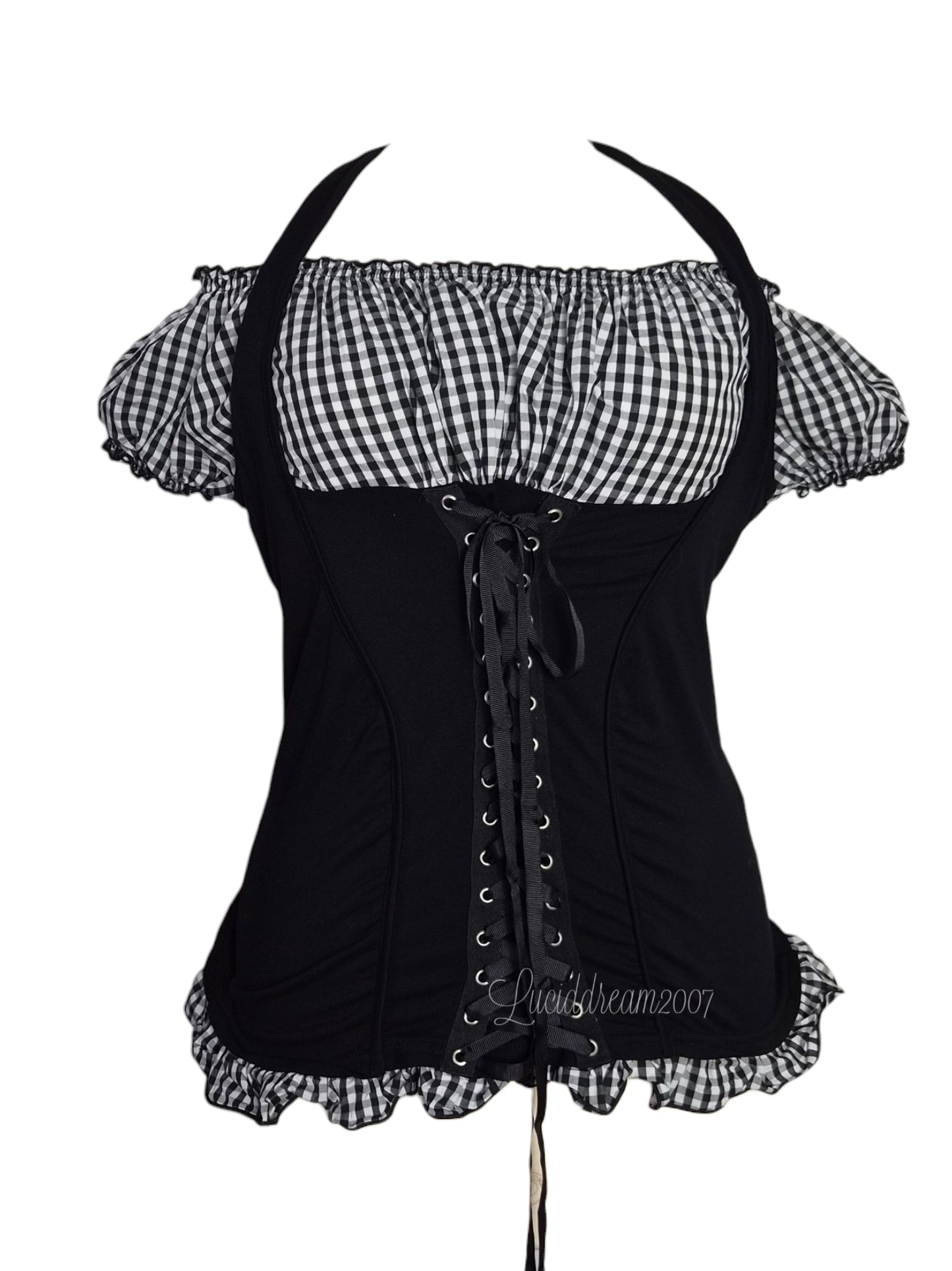 Haut bintage à manches courtes avec une encolure bardot, présentant un motif à carreaux noir et blanc. Dans le style milkmaid alternatif des années 2000