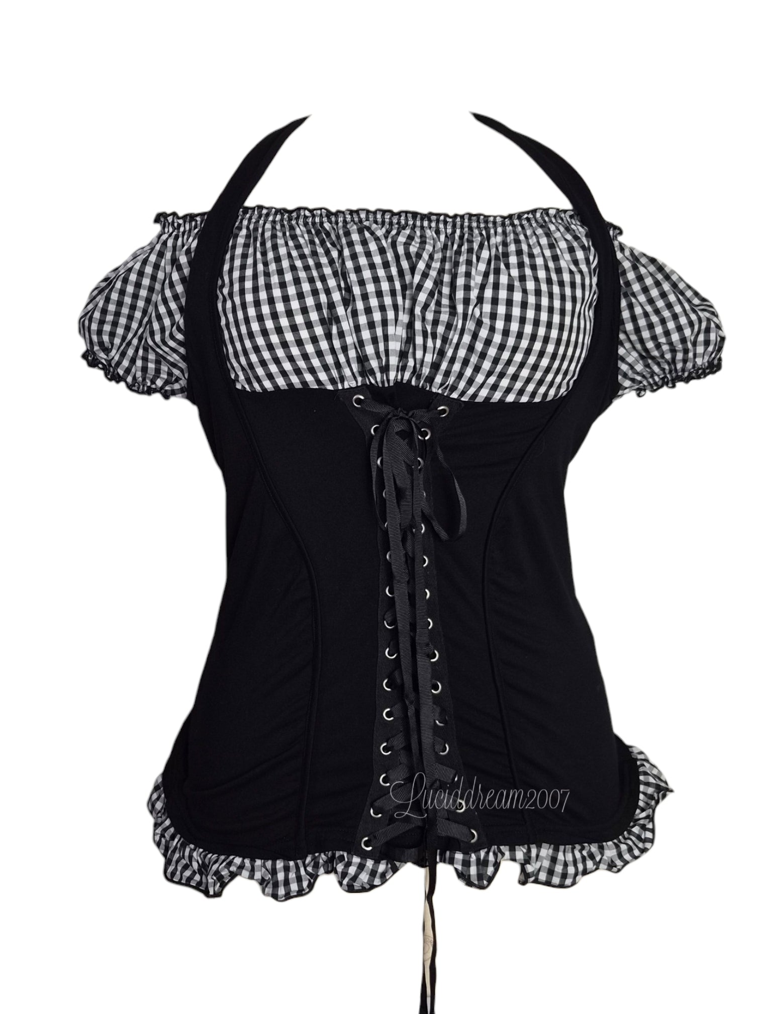 Haut bintage à manches courtes avec une encolure bardot, présentant un motif à carreaux noir et blanc. Dans le style milkmaid alternatif des années 2000