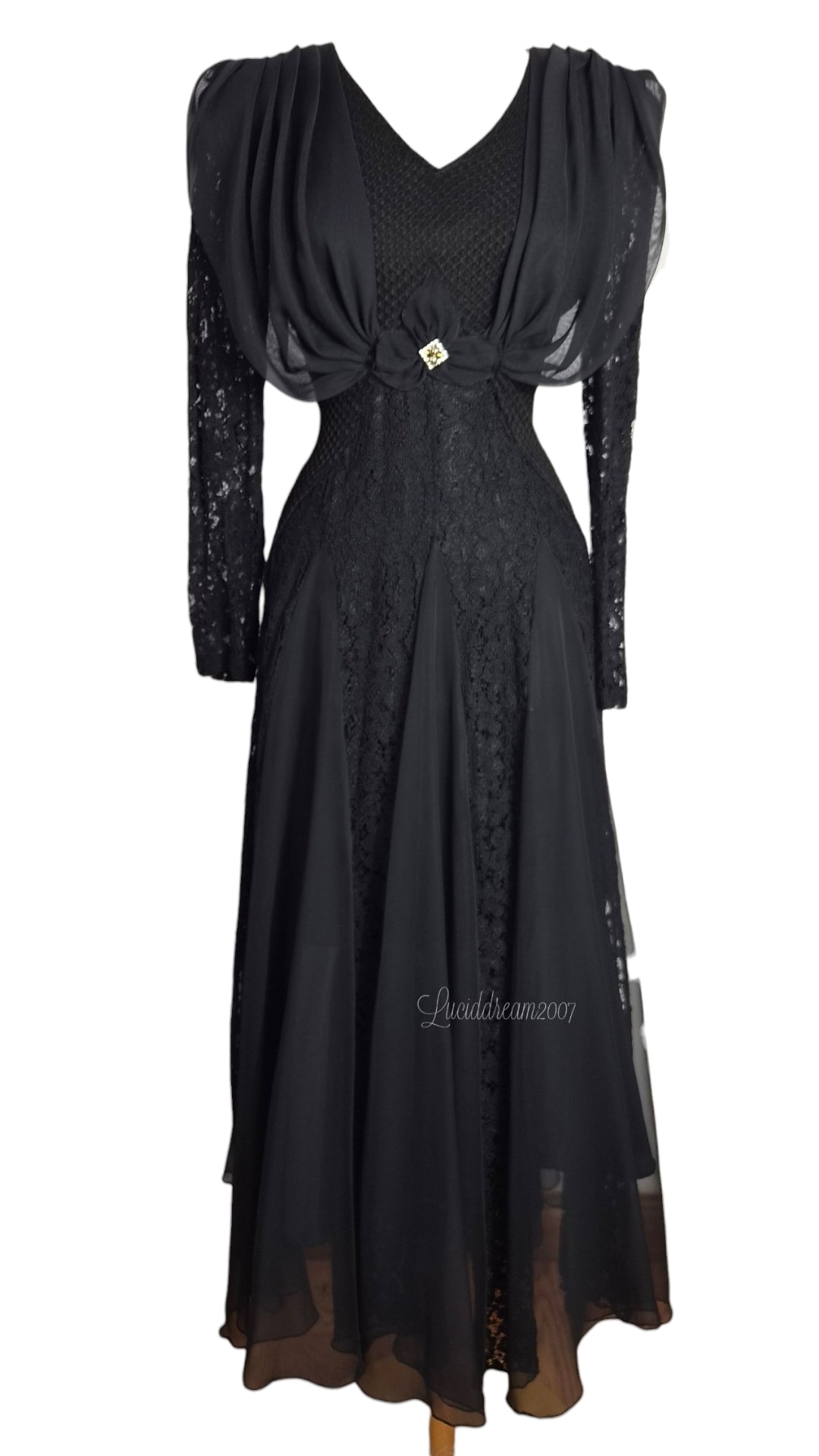 Robe noire détails dentelle et drapé
