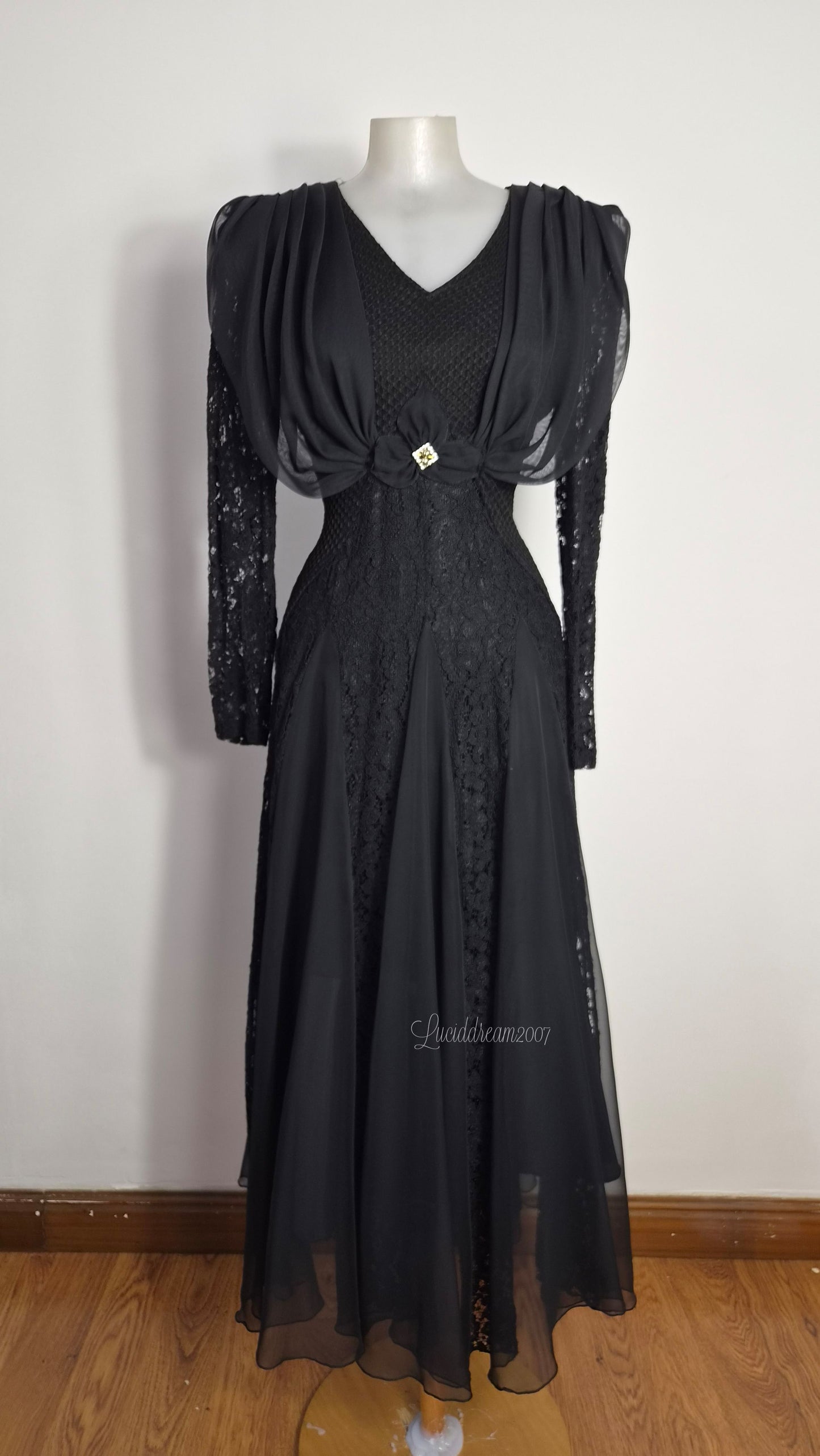 Robe noire détails dentelle et drapé