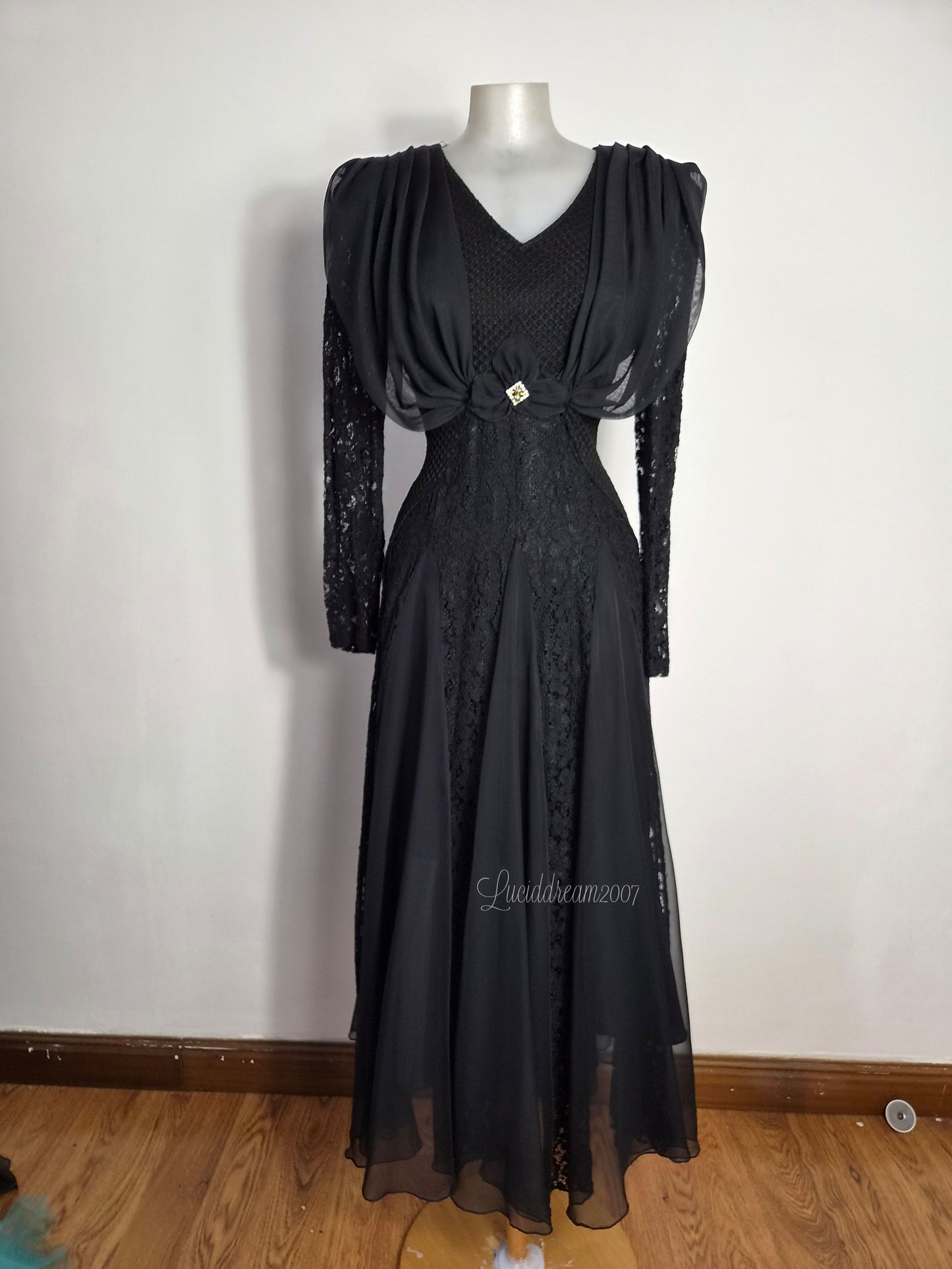 Robe noire détails dentelle et drapé