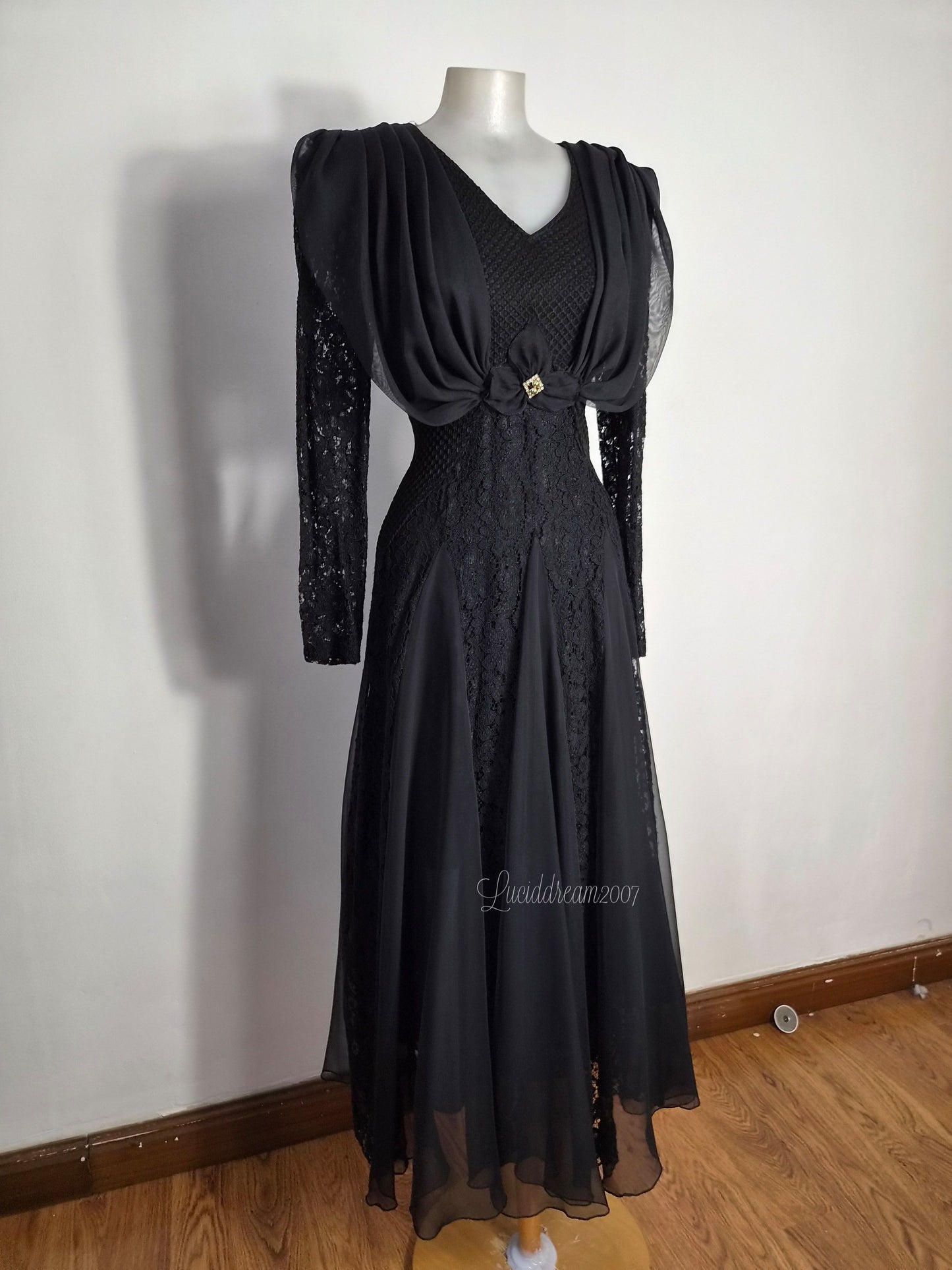 Robe noire détails dentelle et drapé