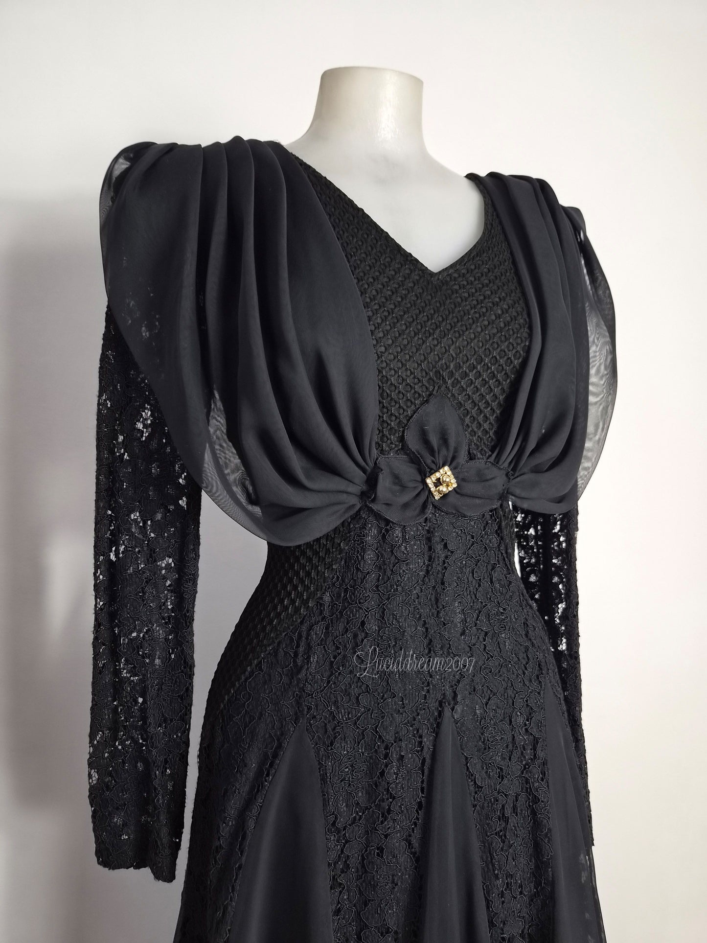 Robe noire détails dentelle et drapé