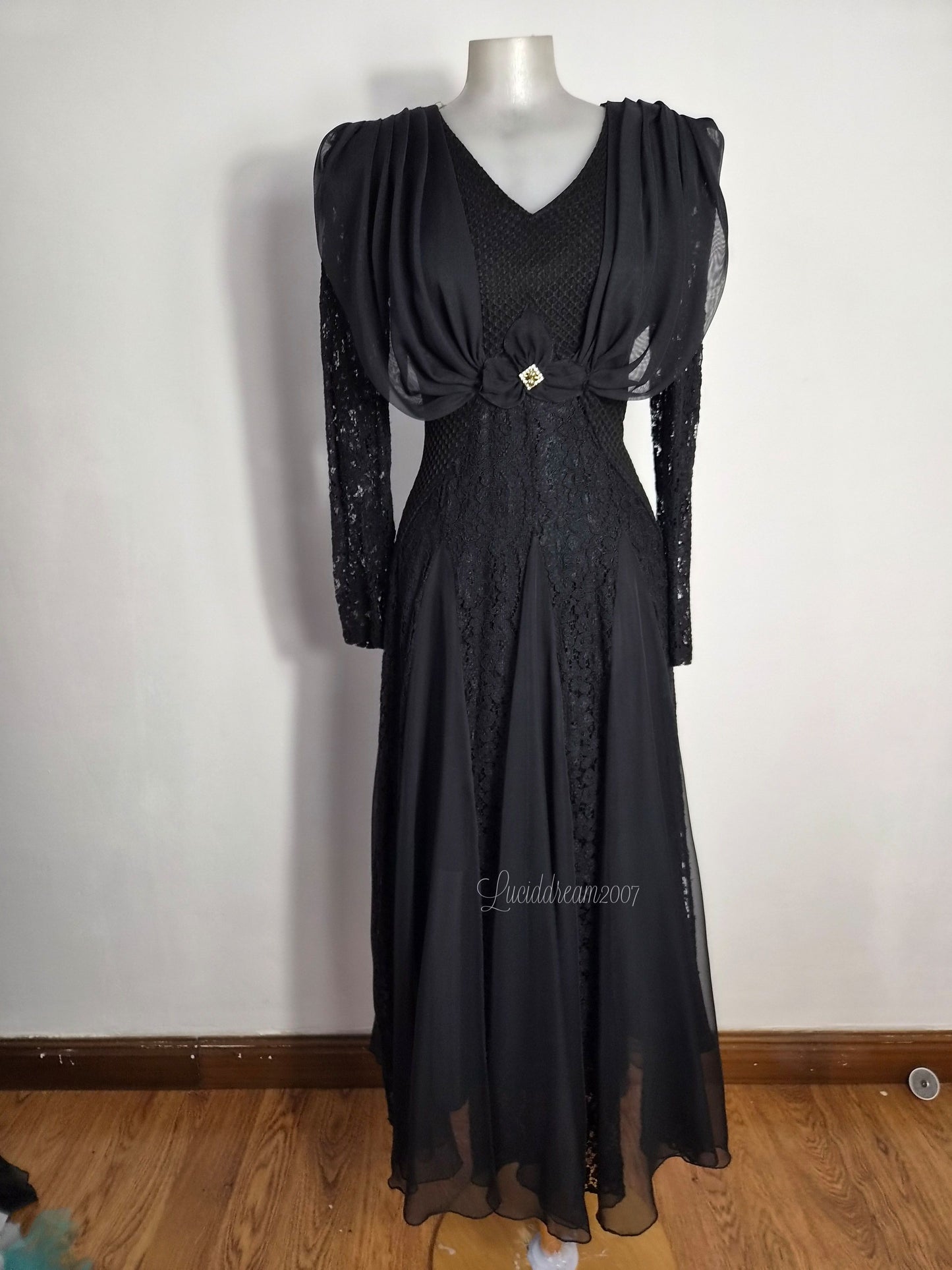 Robe noire détails dentelle et drapé