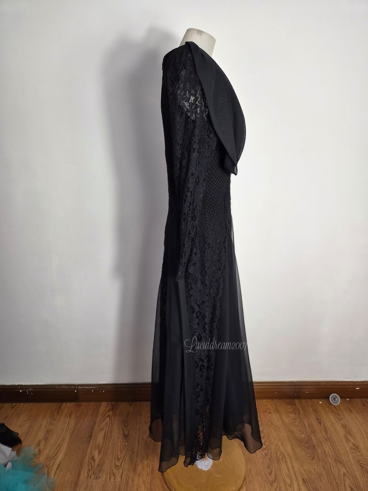 Robe noire détails dentelle et drapé