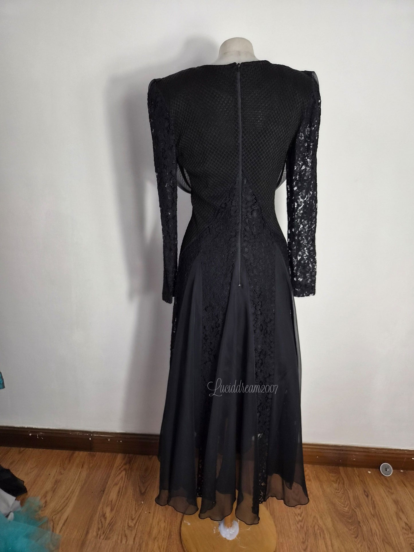 Robe noire détails dentelle et drapé
