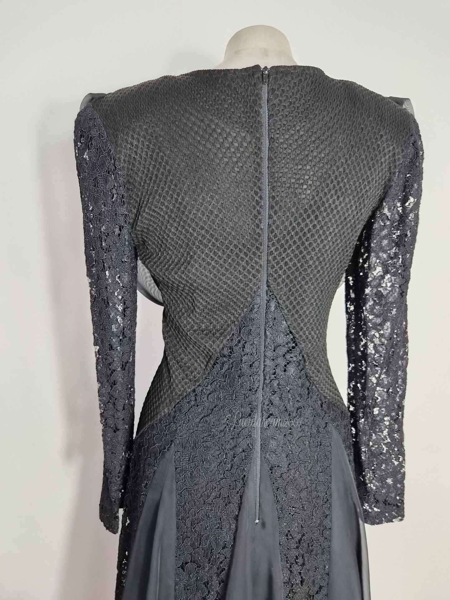Robe noire détails dentelle et drapé