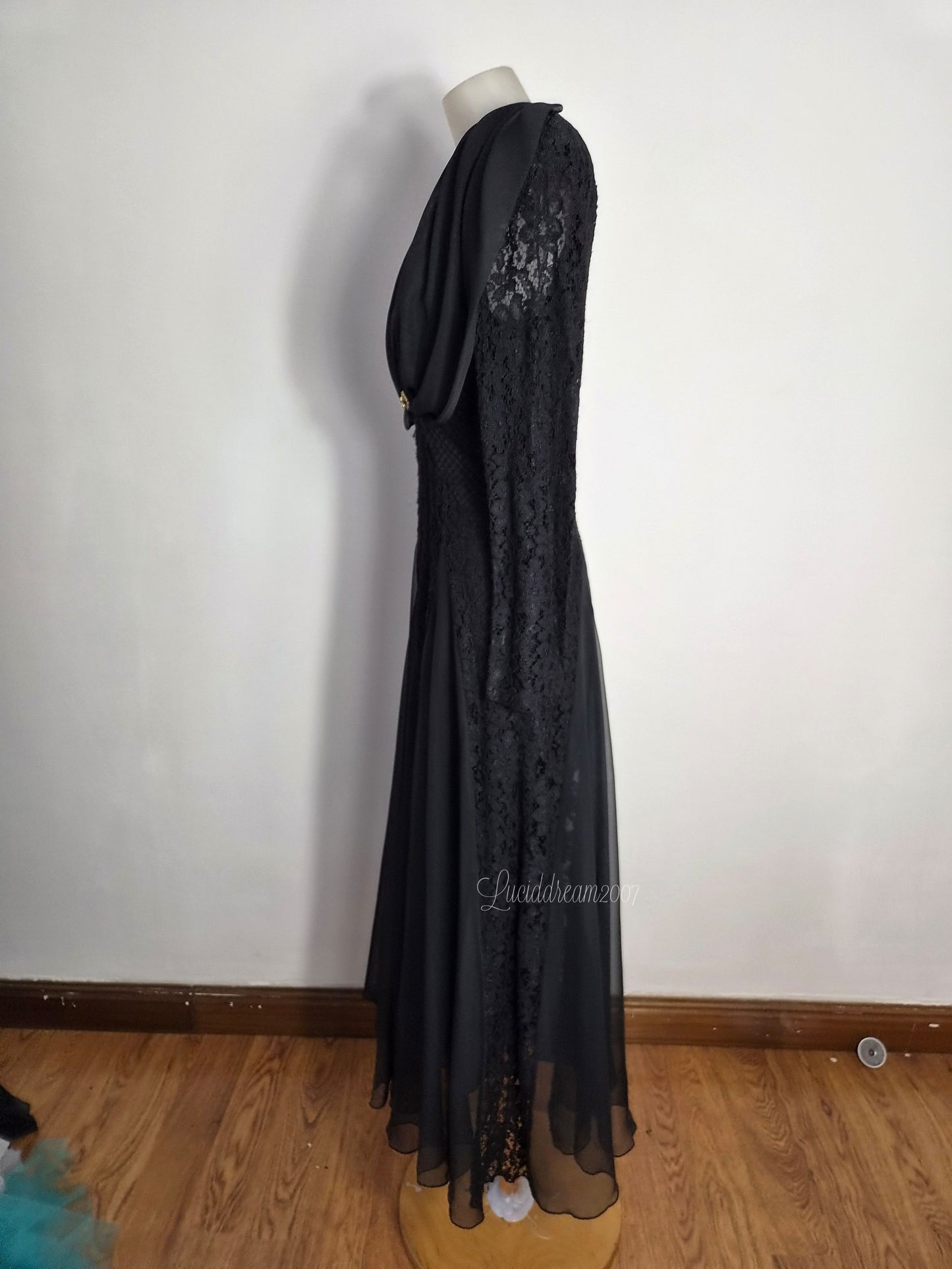 Robe noire détails dentelle et drapé