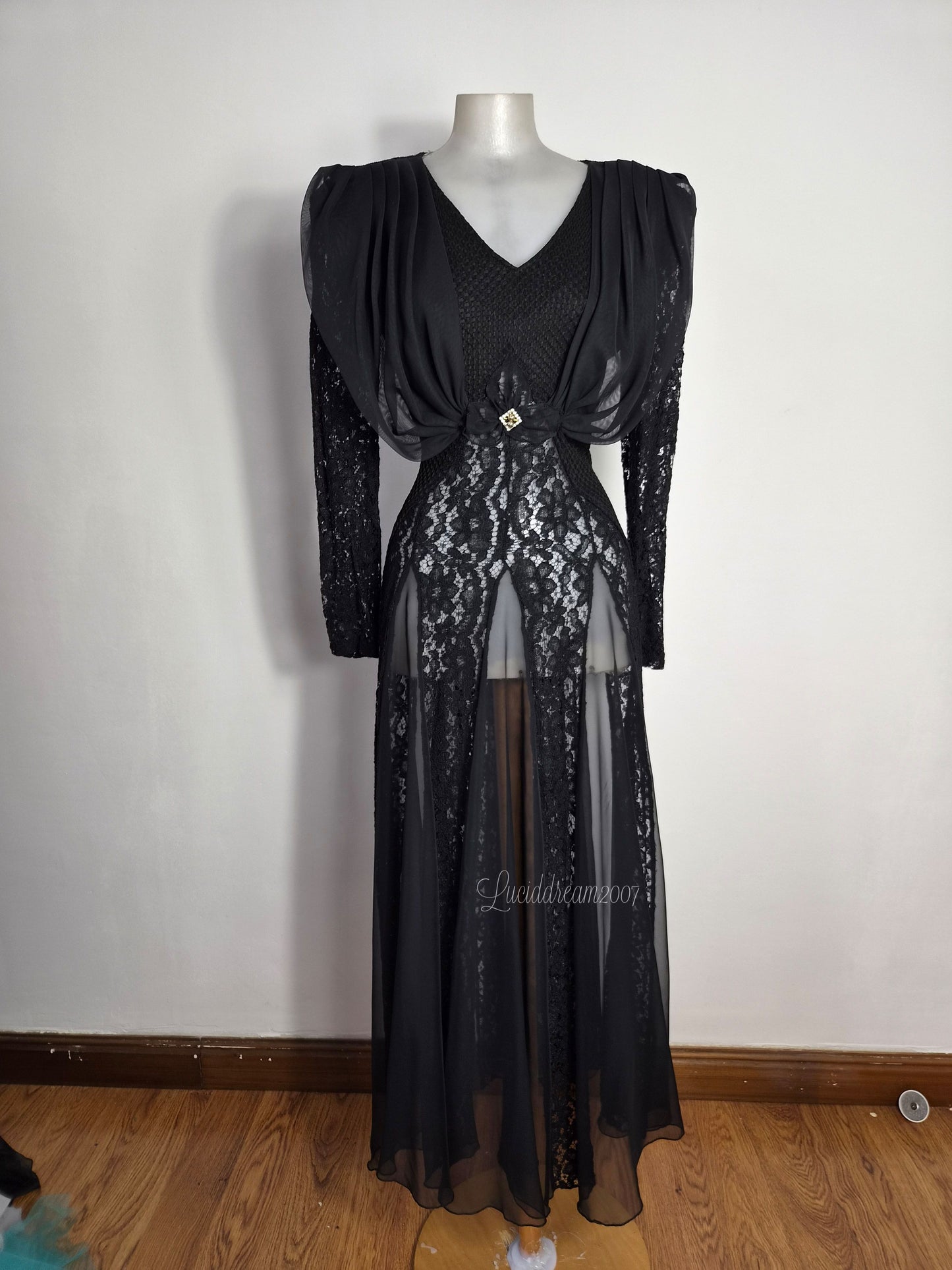 Robe noire détails dentelle et drapé