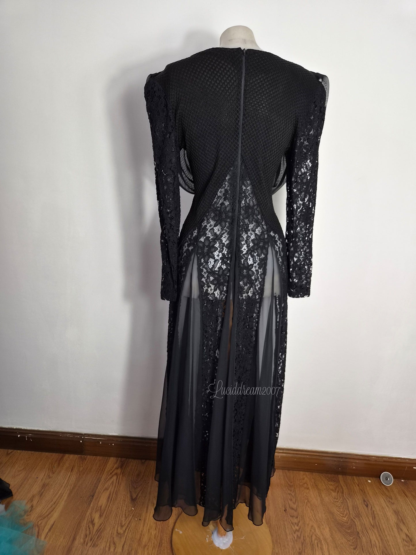 Robe noire détails dentelle et drapé