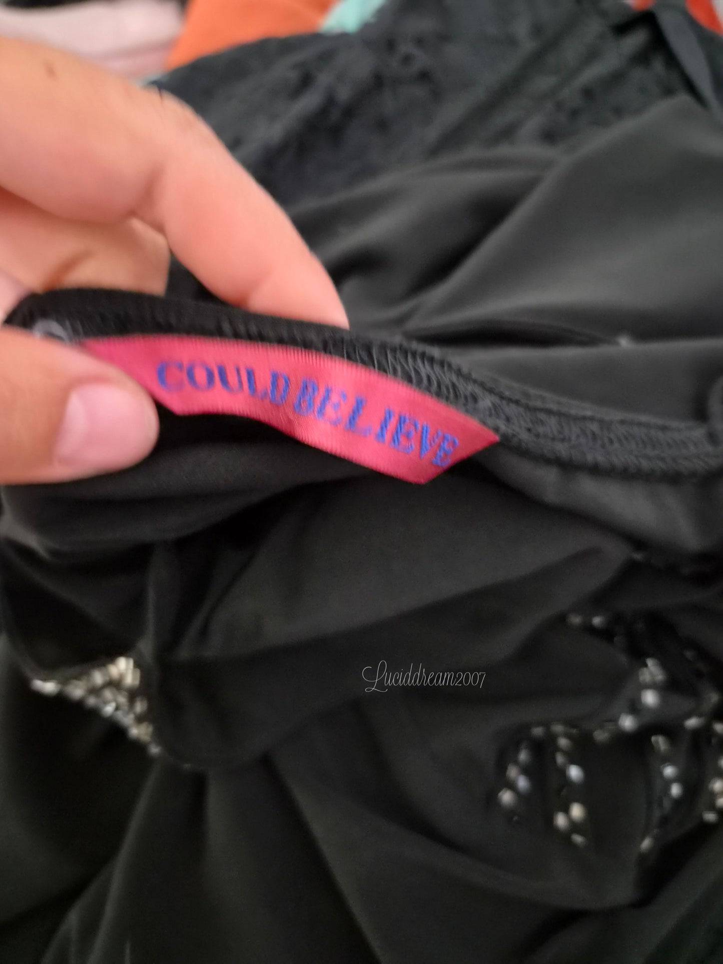 Robe noire détails strass