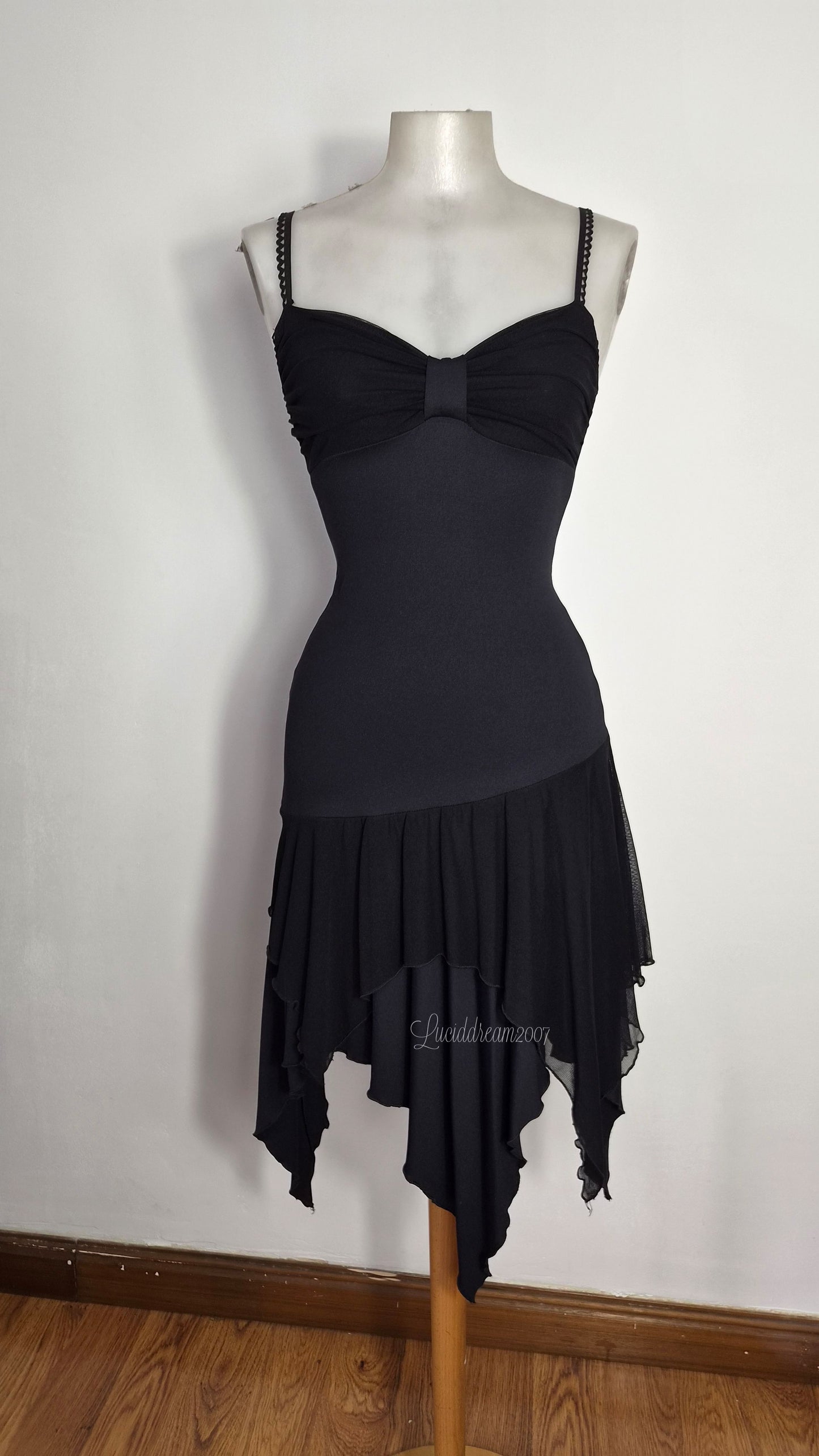 Robe noire asymétrique détails voile