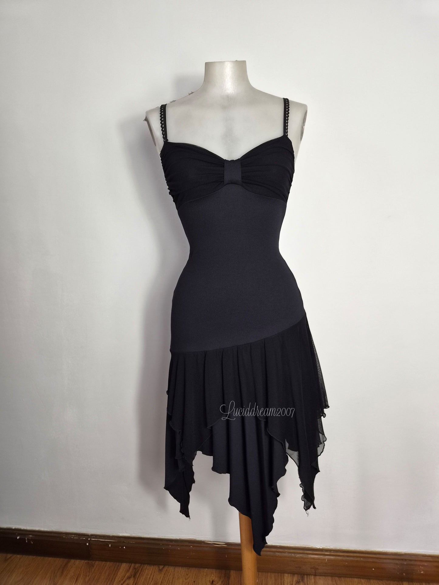 Robe noire asymétrique détails voile