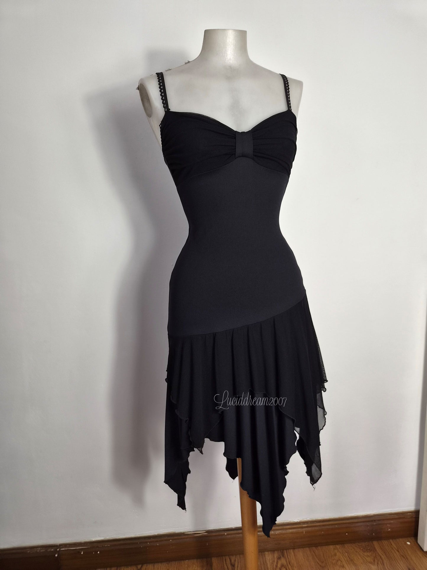 Robe noire asymétrique détails voile