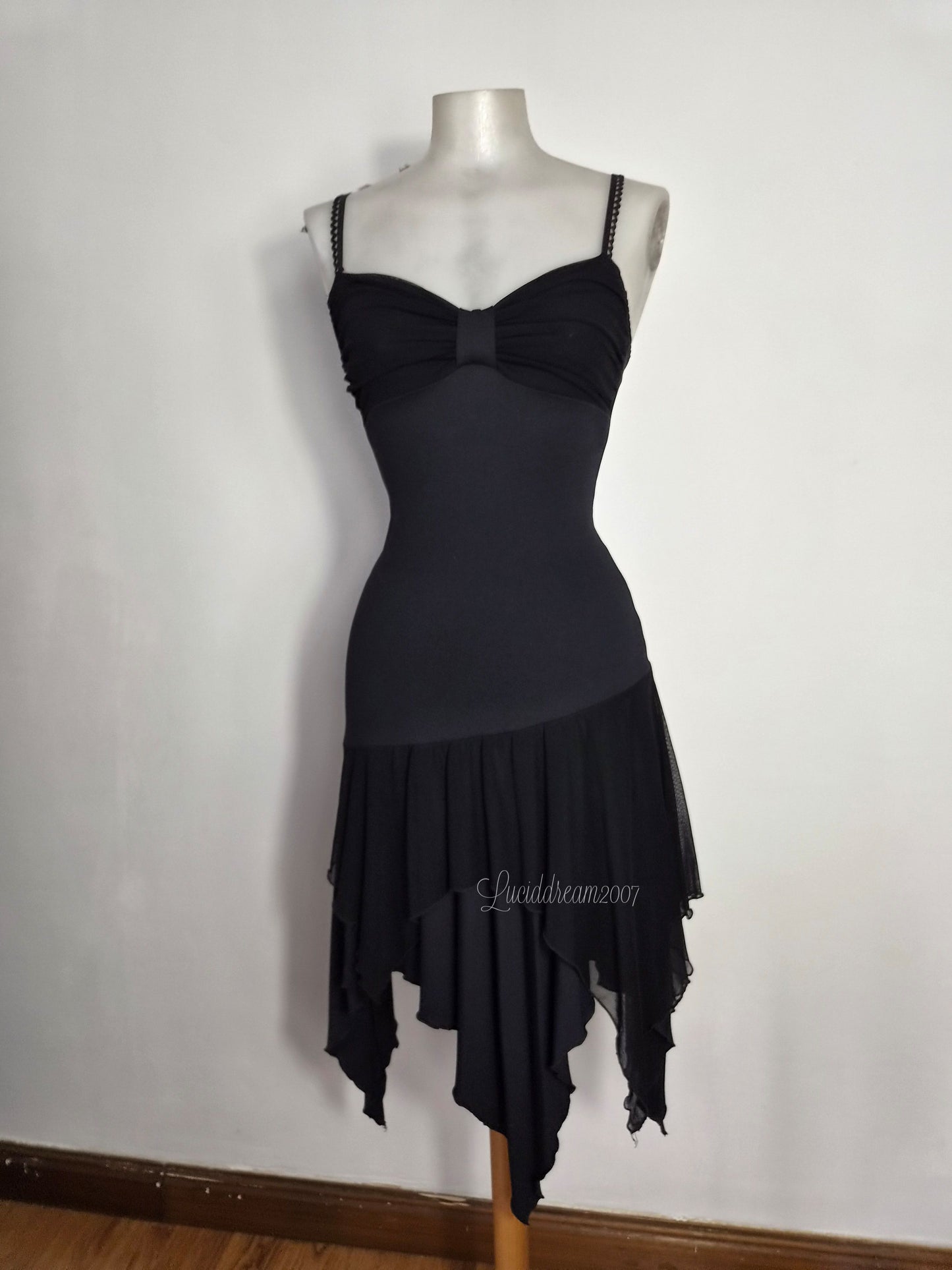 Robe noire asymétrique détails voile