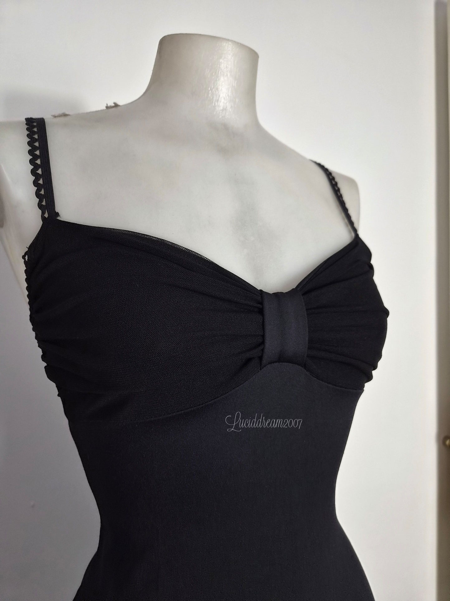 Robe noire asymétrique détails voile